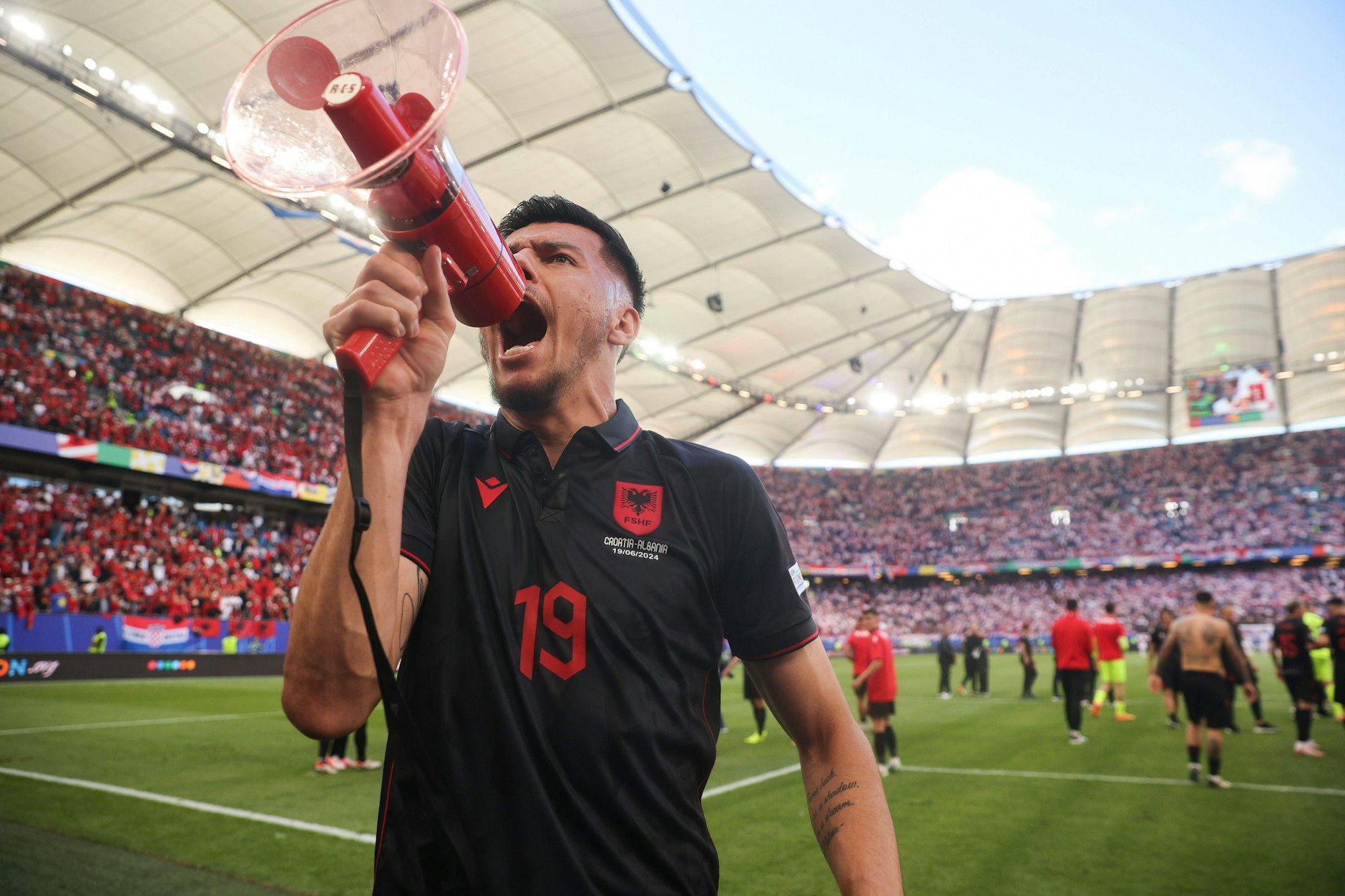 Albaniens Stürmer Mirlind Daku griff nach dem EM-Spiel gegen Kroatien in Hamburg zum Megafon. Dann fielen böser Worte gegen Serbien.&nbsp;