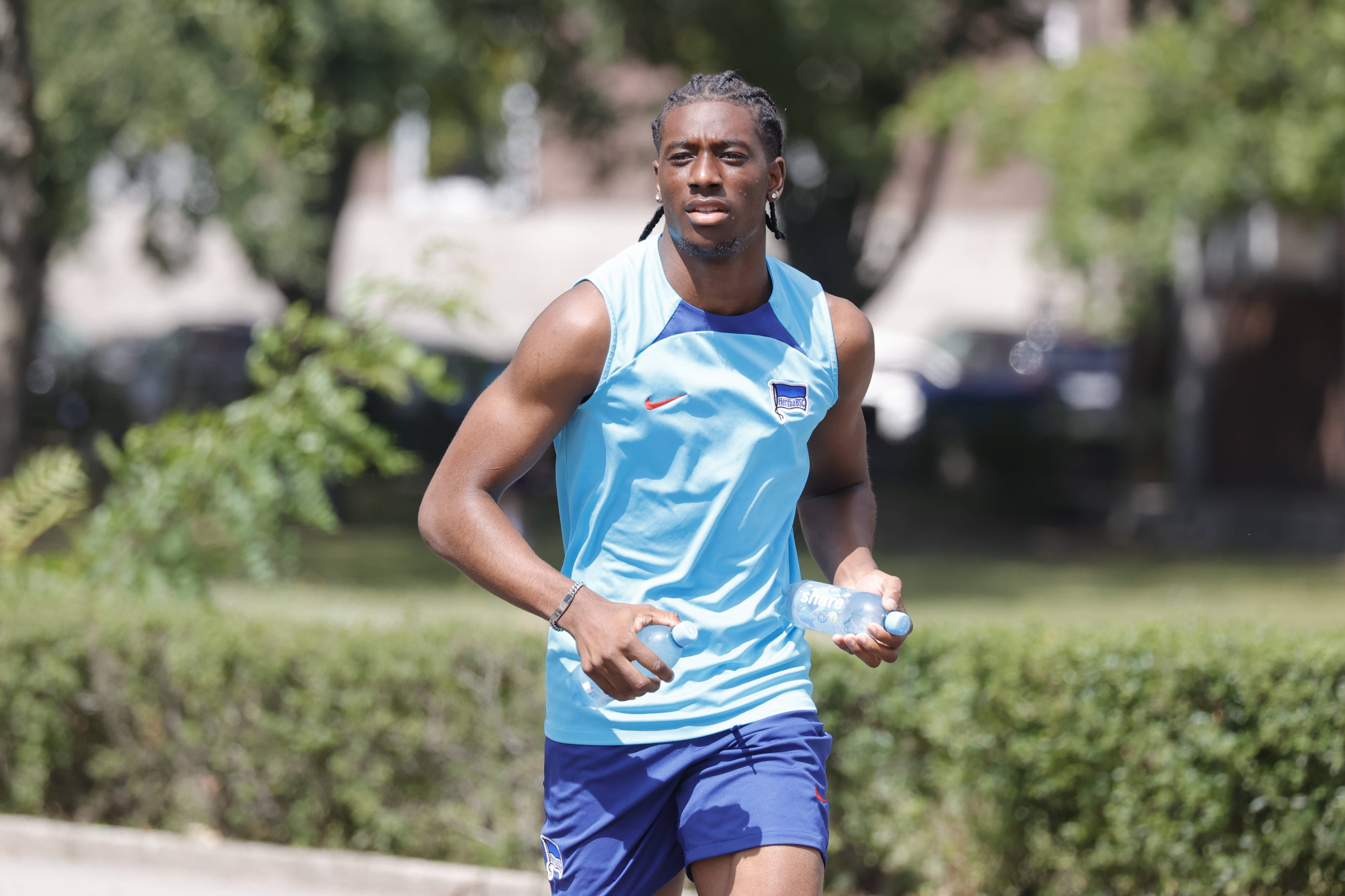 Hertha BSC: Kelian Nsona wieder da, Dienstag muss er zum Knie-Tüv