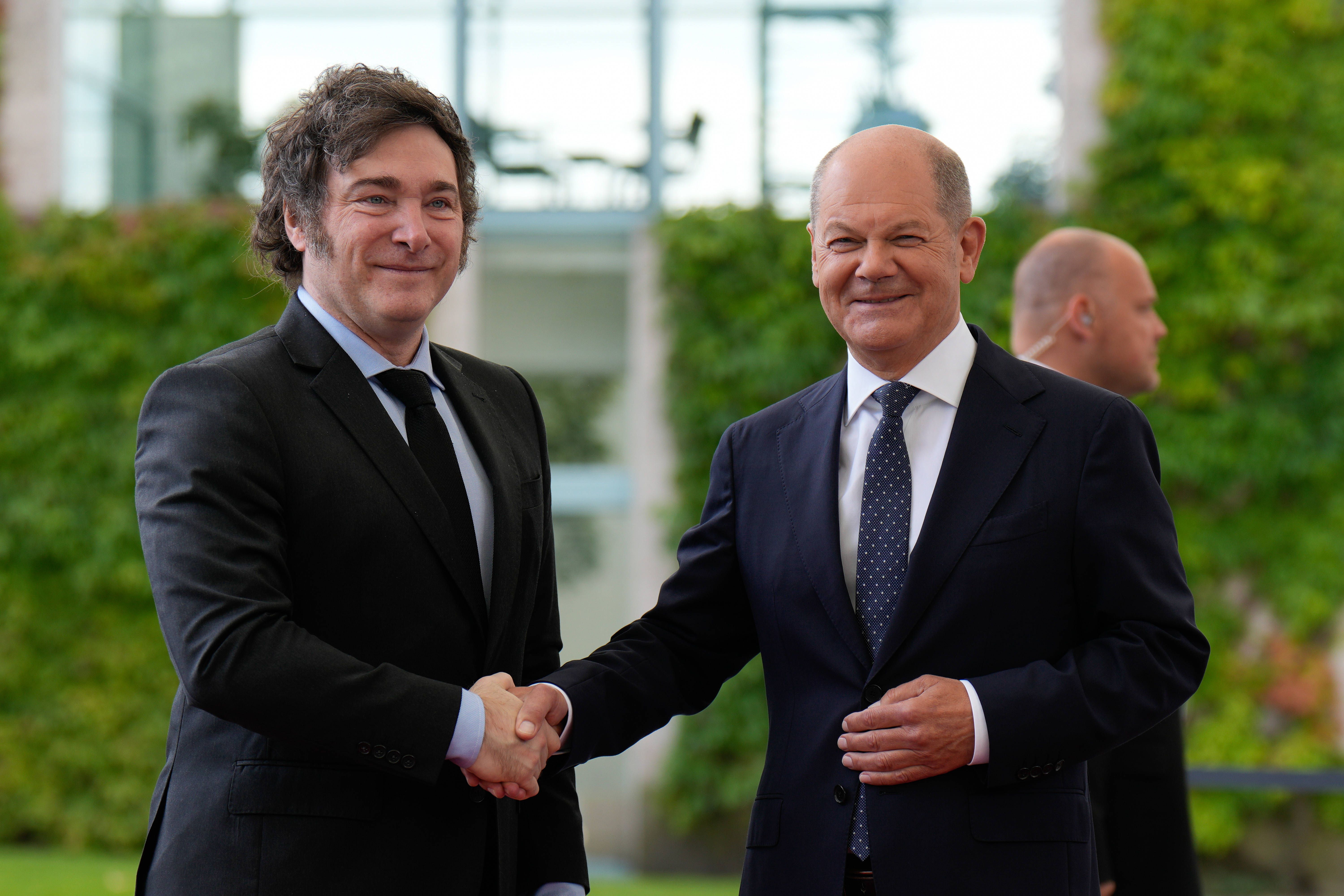 Olaf Scholz empfängt Javier Milei in Berlin: Militärische Ehren abgesagt, Proteste