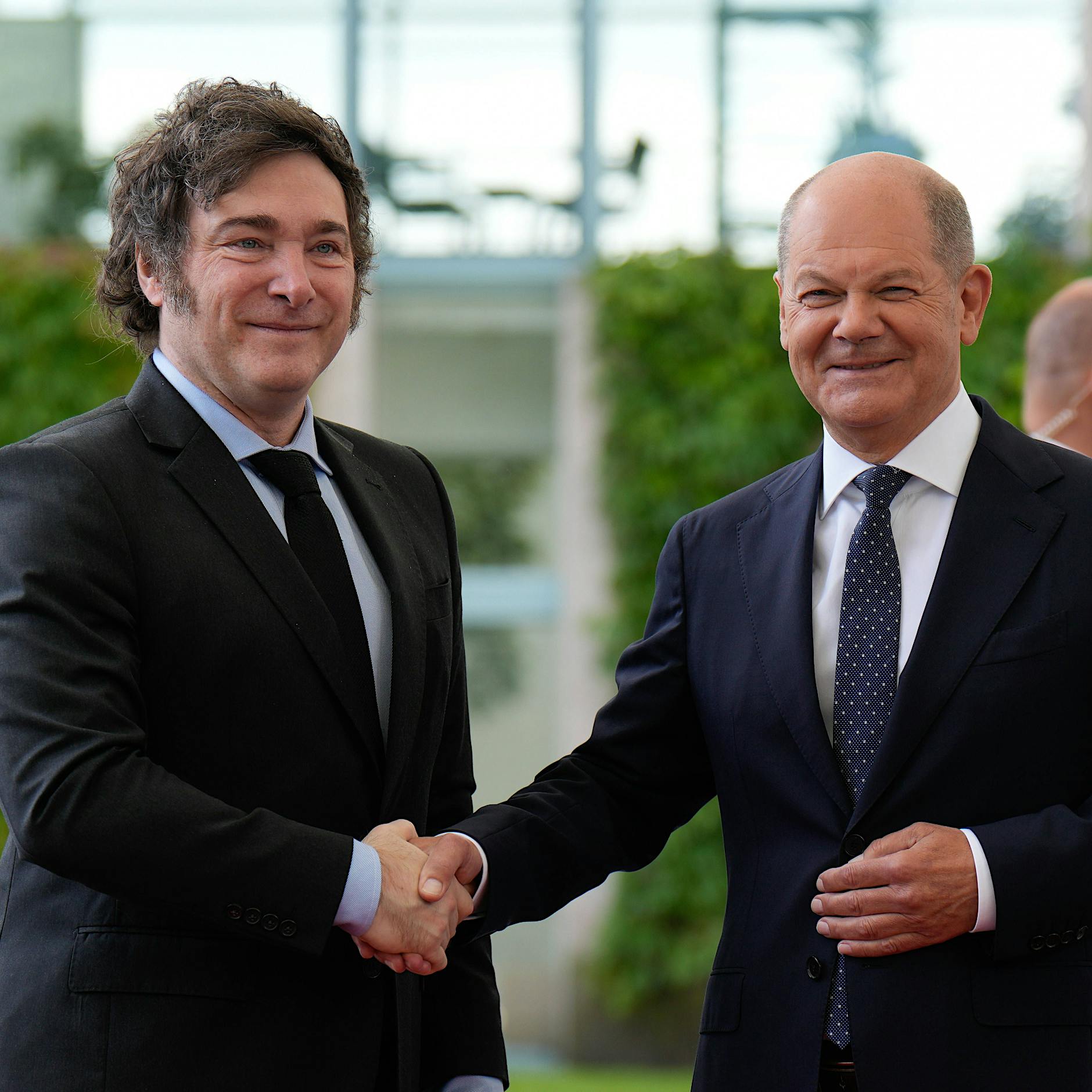 Olaf Scholz empfängt Javier Milei in Berlin: Militärische Ehren abgesagt, Proteste
