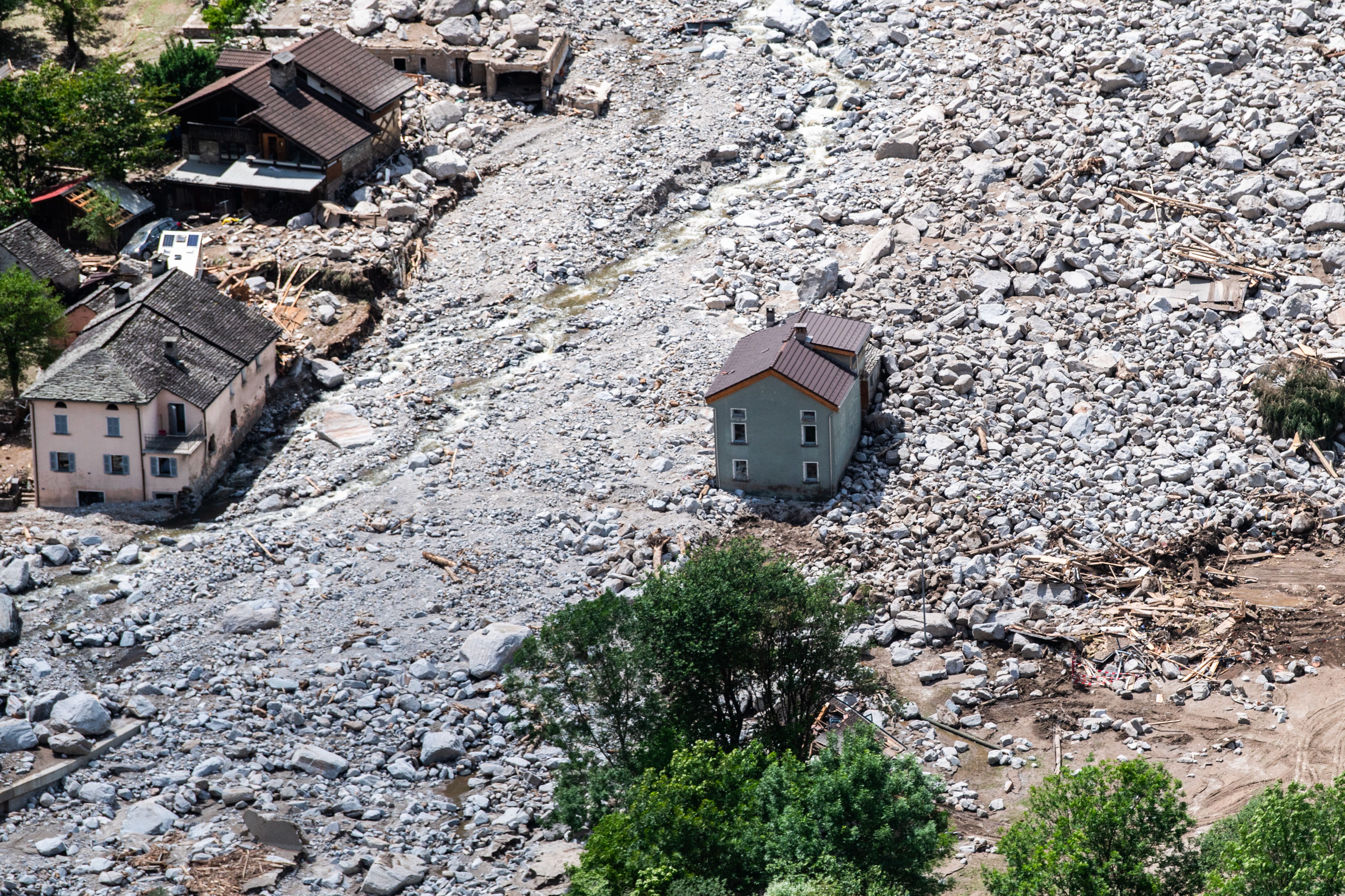 Nach Unwettern und Erdrutschen: Einer von drei Vermissten tot geborgen