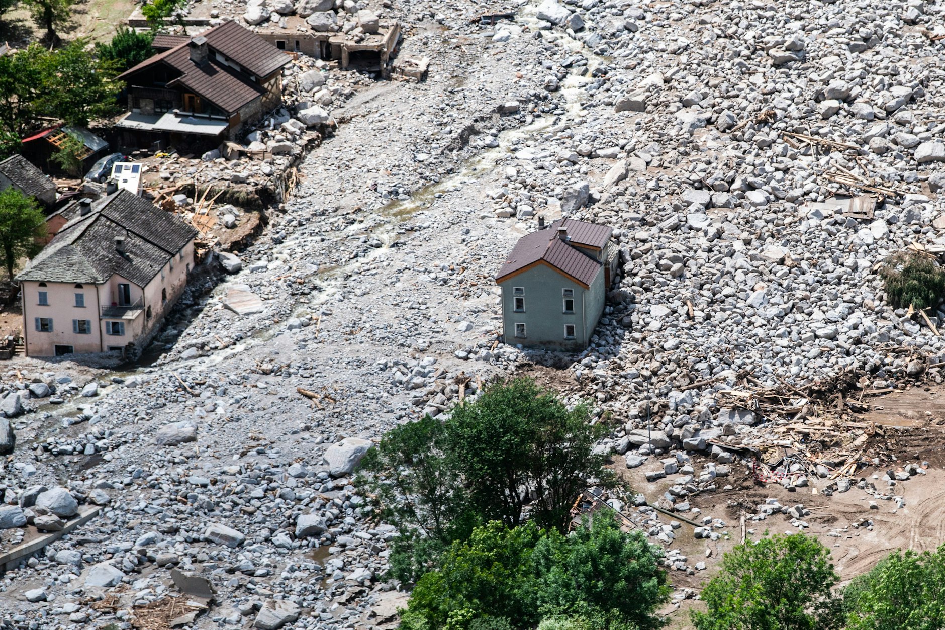 Schweiz, Lostallo: Luftaufnahme des von einem Erdrutsch betroffenen Gebietes mit den von Steinen und Erde verschlungenen Häusern.