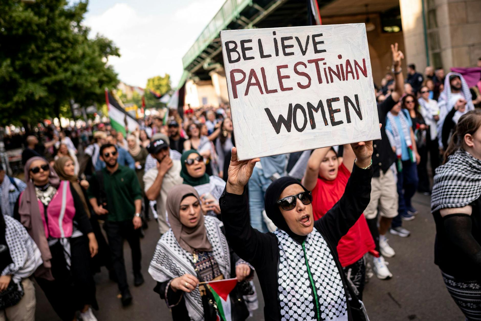 In Berlin demonstrierten am Samstag rund 1800 Menschen unter dem Motto „Stoppt den Gaza-Genozid“. 