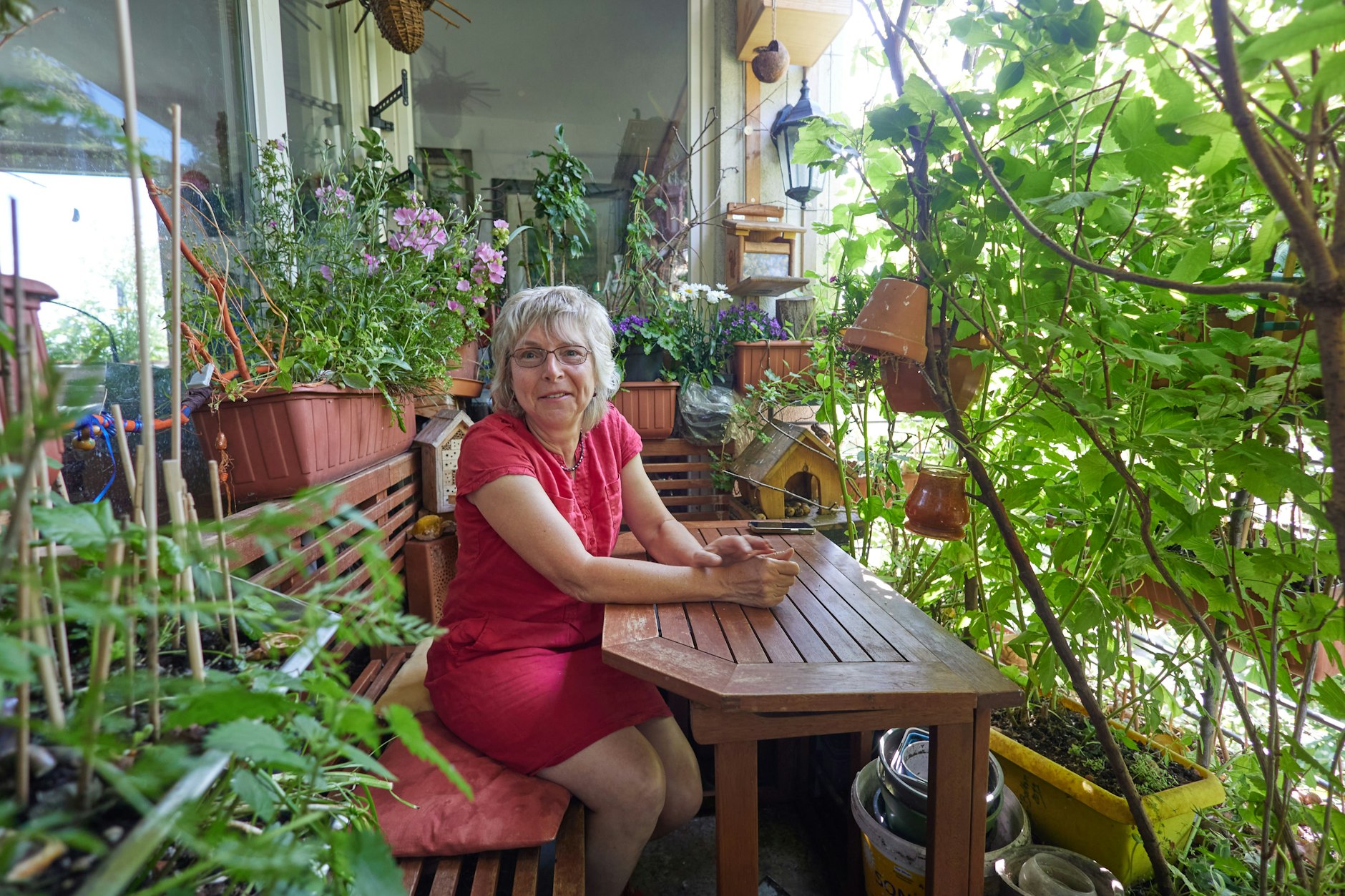 Auf Birgit Schattlings Balkon wird jeder Zentimeter genutzt.
