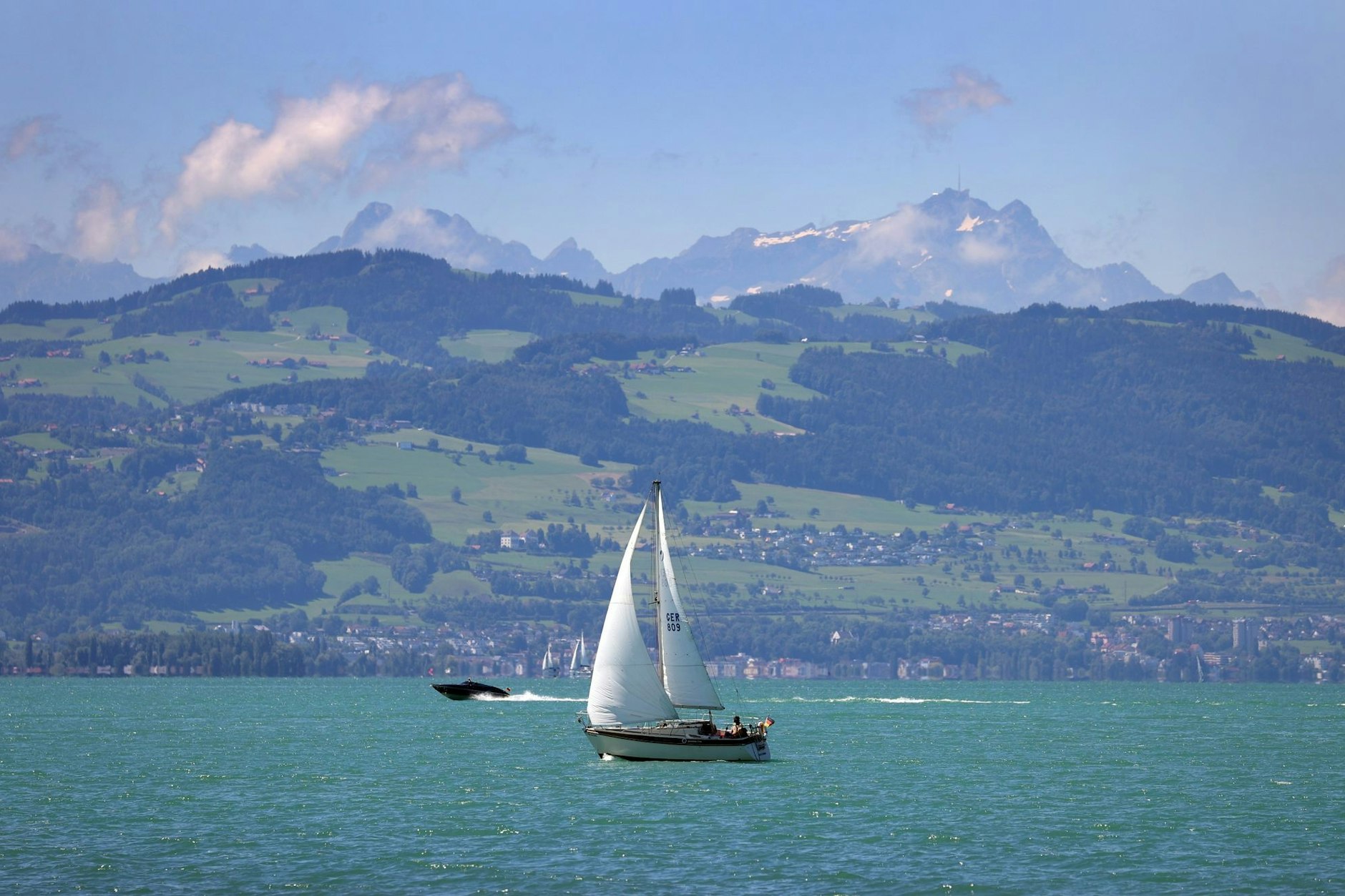 Die Idylle trügt: 240 Meter unter diesem Boot finden sich mehr als Hundert Leichen.