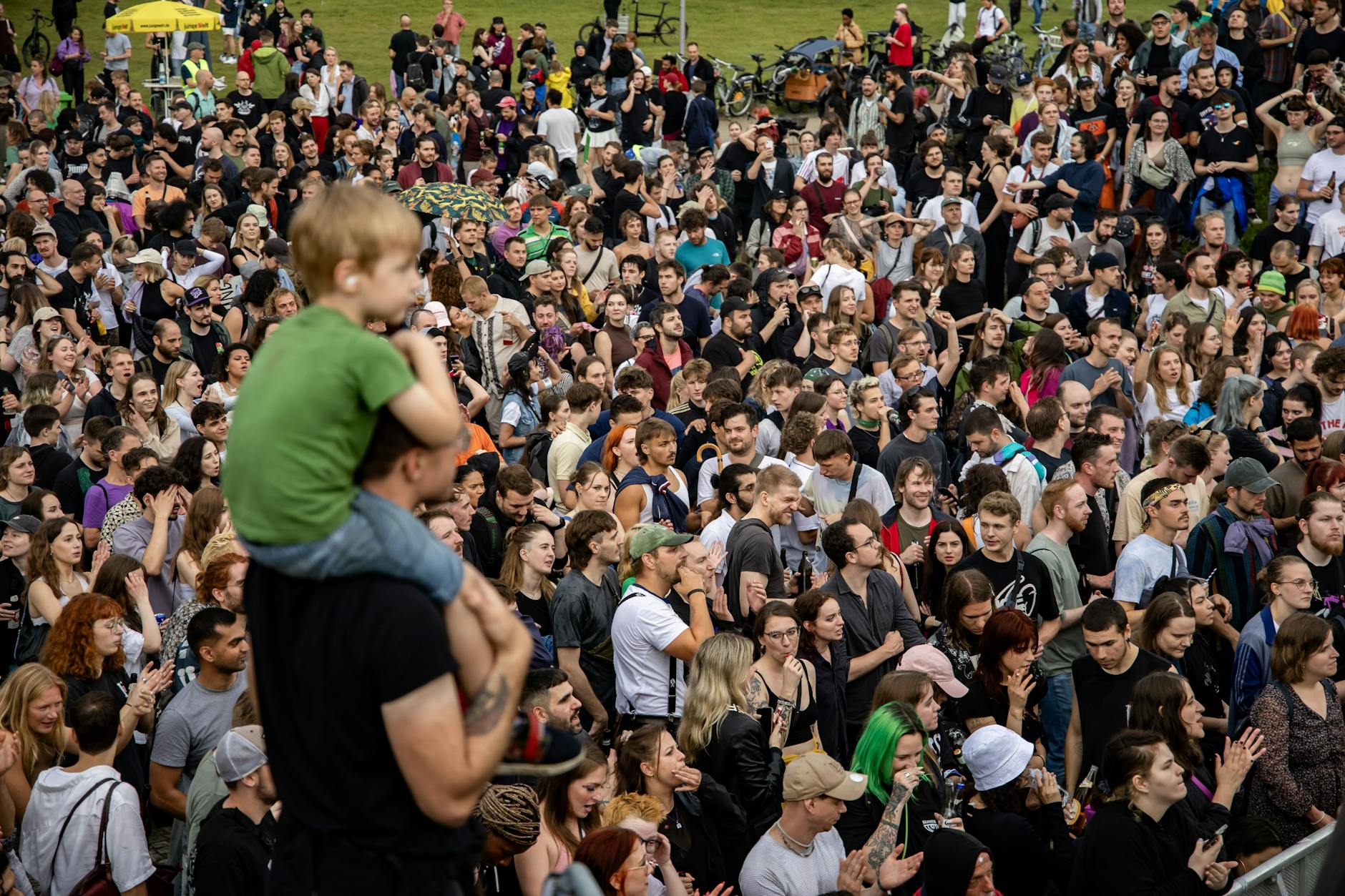 Hunderte Parkbesucher lauschten am Freitag einem Konzert der Rap-Crew K.I.Z.