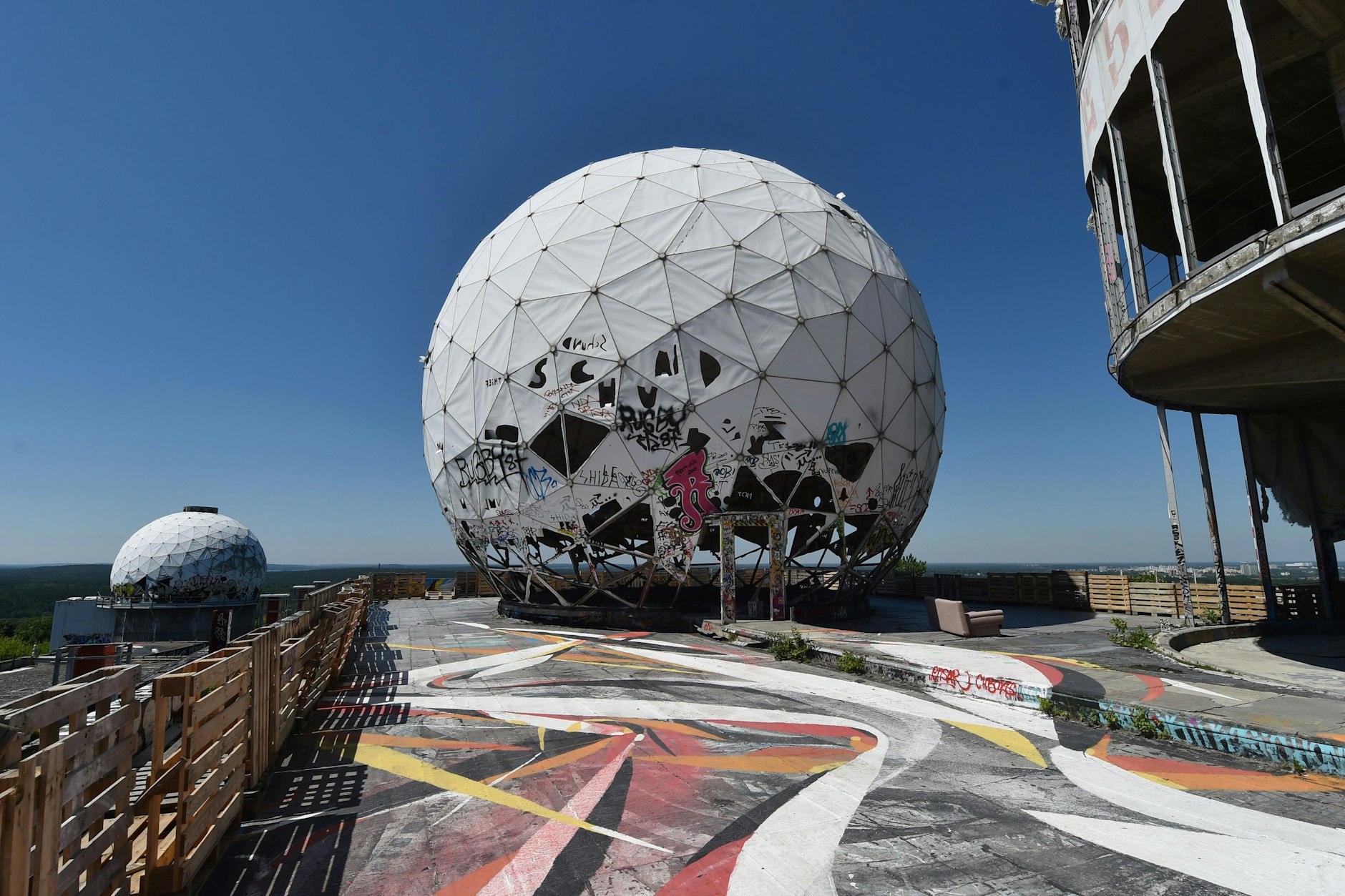 Street-Art auf dem Teufelsberg: Der alte Lauschposten spaltet die Netzgemeinde.