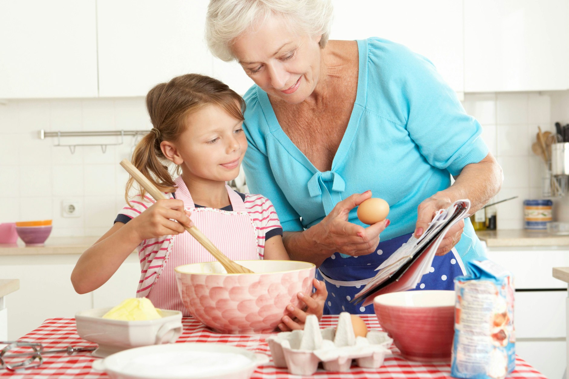 Omas Rezept für Paradieskuchen ist perfekt für die ganze Familie - an diesem bunten Blechkuchen haben auch Kinder ihren Spaß.