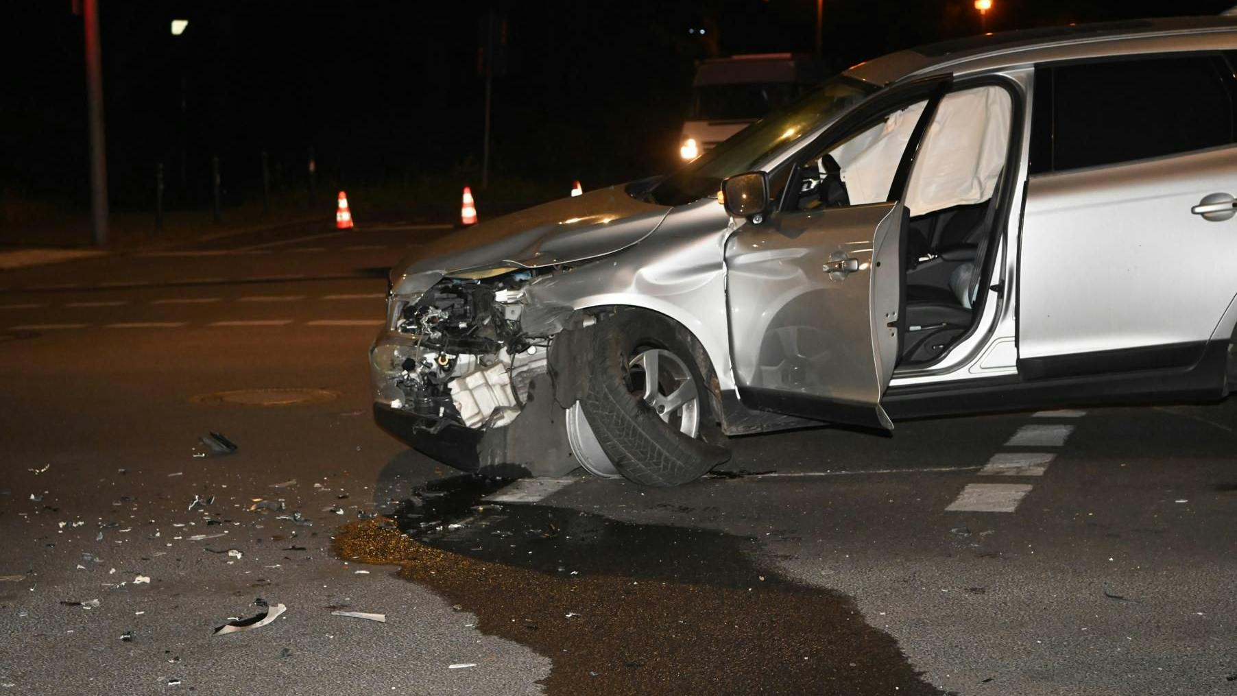 Am Samstag gegen 21.30 Uhr ereignete sich an der Kreuzung Kiefholzstraße / Dammweg im Ortsteil Plänterwald ein schwerer Unfall.