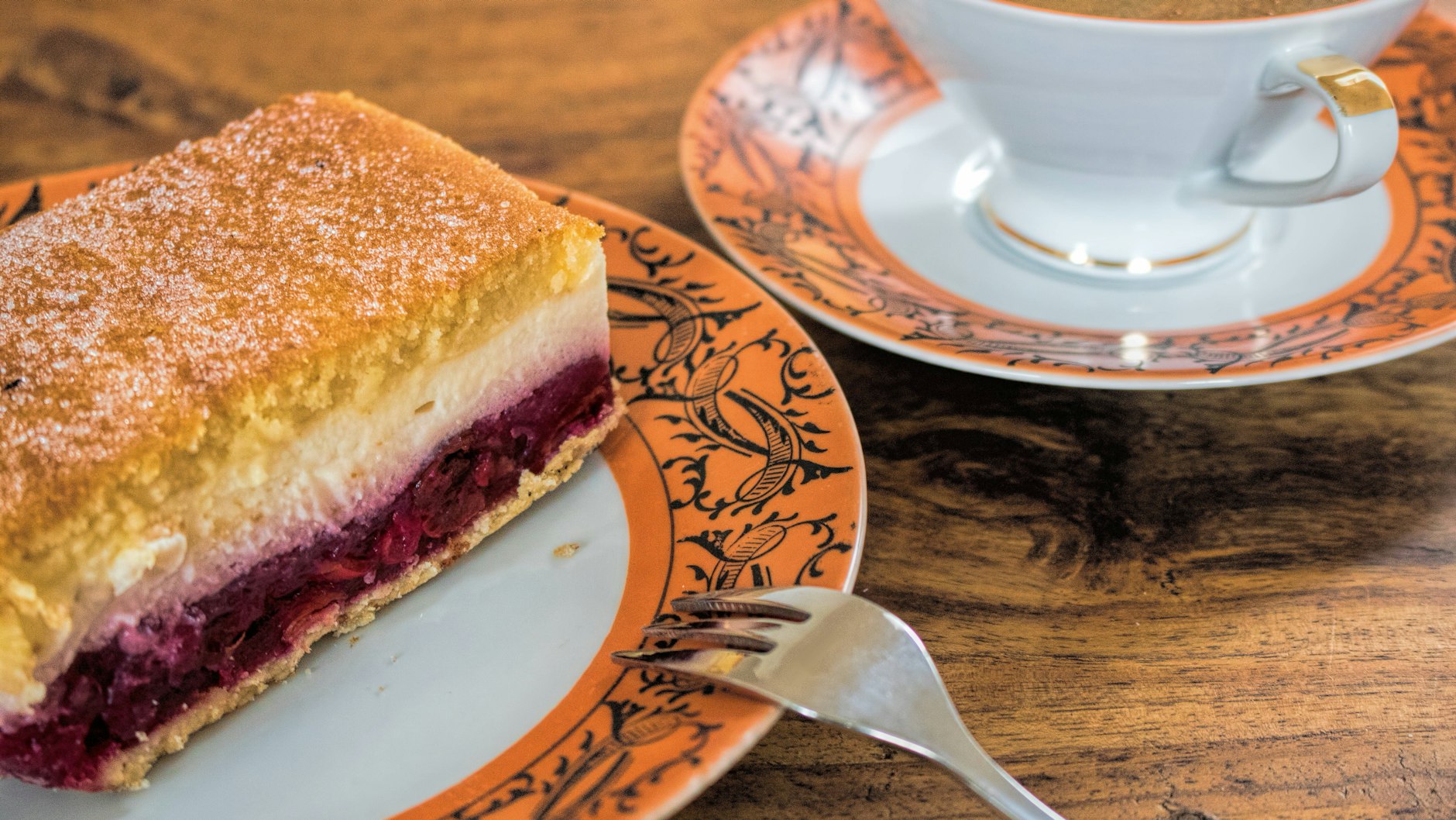 Ein Stück Kuchen zum Kaffee? Das Rezept für Eierschecke mit Kirschen wird Ihnen gefallen - und der ganzen Familie schmecken!