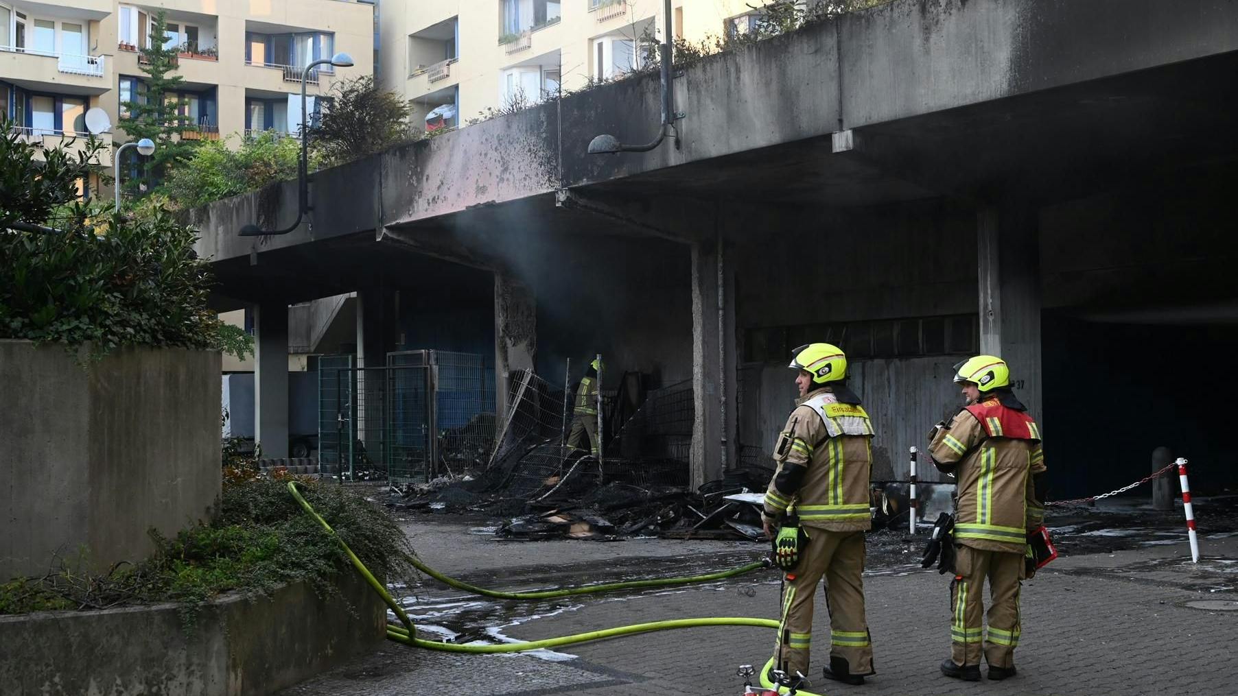 Die Feuerwehr löschte den Brand in Neukölln.