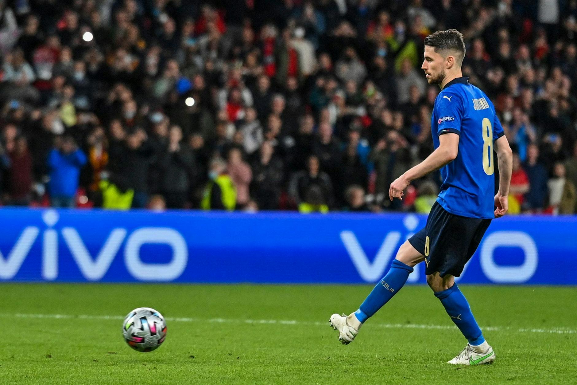 Italiens Jorginho verwandelte den entscheidenden Elfmeter gegen Spanien. Und im Hintergrund läuft immer die Werbung mit. Was man auf der Bande sieht, hängt davon ab, wo man schaut.