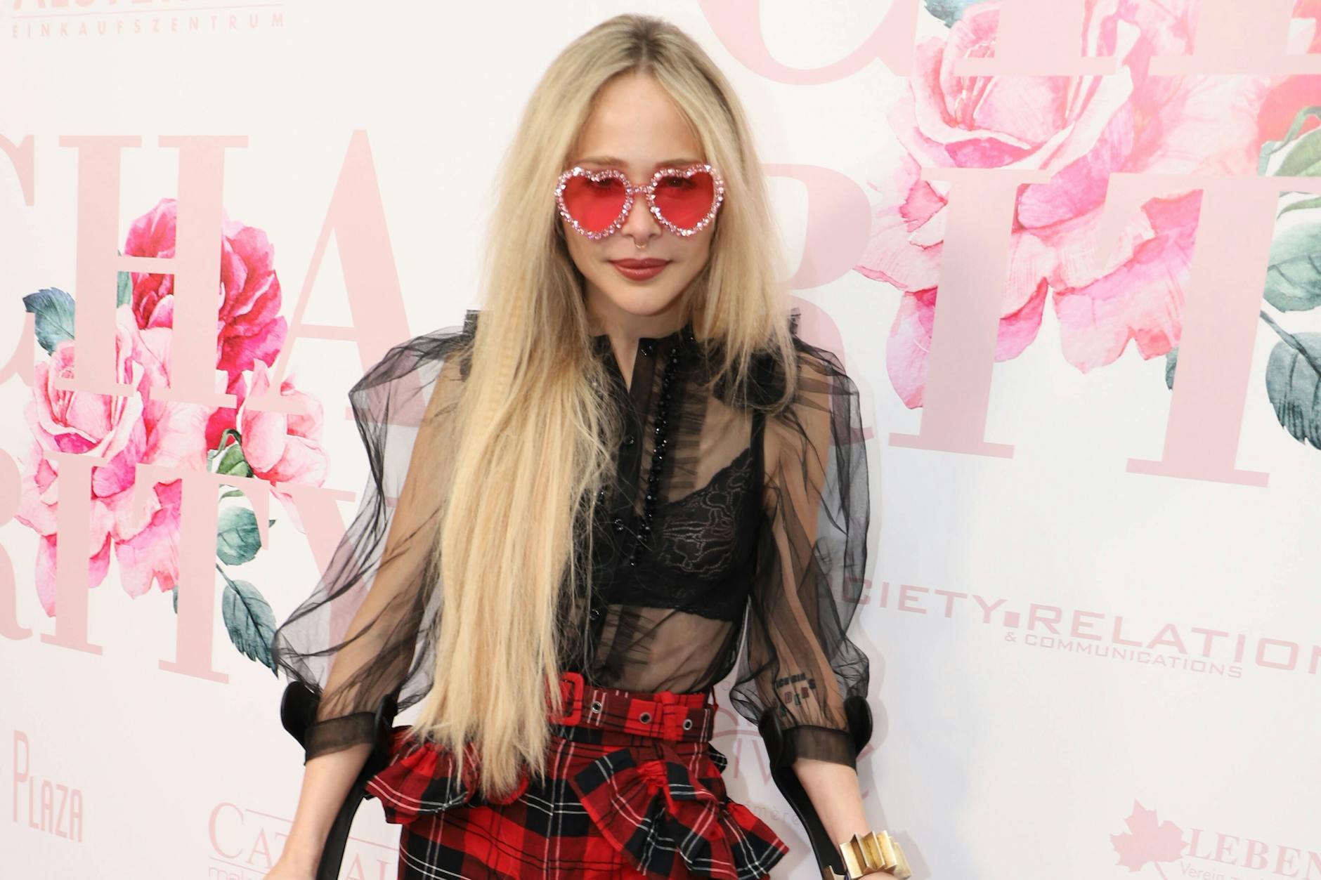 Im Jahr 2022 kam Theresia Fischer mit Krücken auf den roten Teppich.