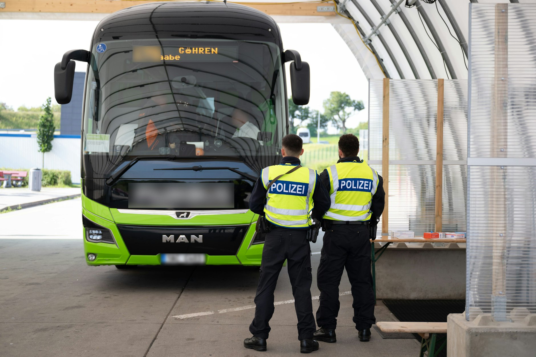 Sachsen, Berggießhübel: Bundespolizisten stehen anlässlich von Grenzkontrollen vor Beginn der Fußball-EM auf dem Rastplatz „Am Heideholz“ an der Autobahn 17 nahe der deutsch-tschechischen Grenze.
