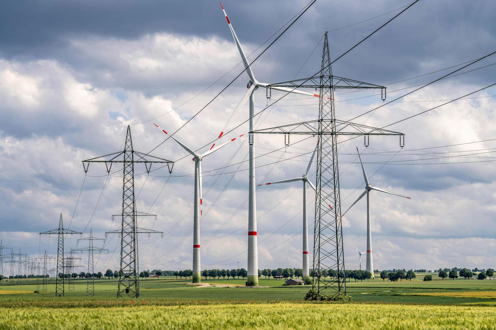Stromtrasse und Windpark in Nordrhein-Westfalen.