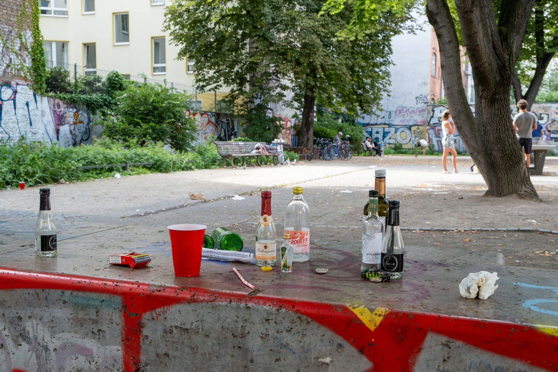 Müll auf einem Berliner Spielplatz: Der Bezirk Charlottenburg-Wilmersdorf geht nun mit Plakaten dagegen vor. 