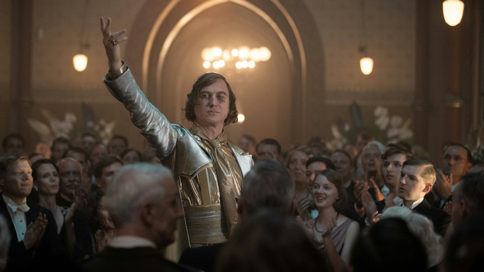 Lars Eidinger und viele seiner Kollegen aus „Babylon Berlin“ werden wir demnächst wieder zusammen auf dem Bildschirm sehen.