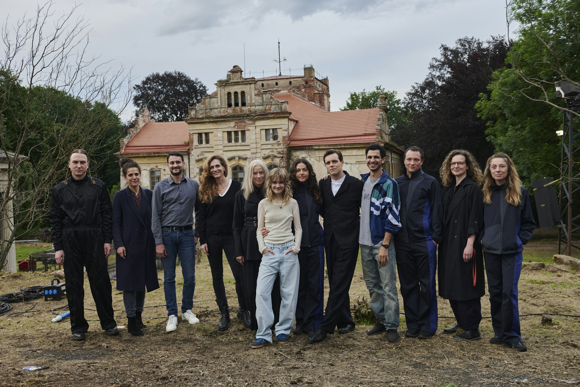 Die Stars der neuen Disney-Serie drehen schon eifrig in Berlin und Prag.