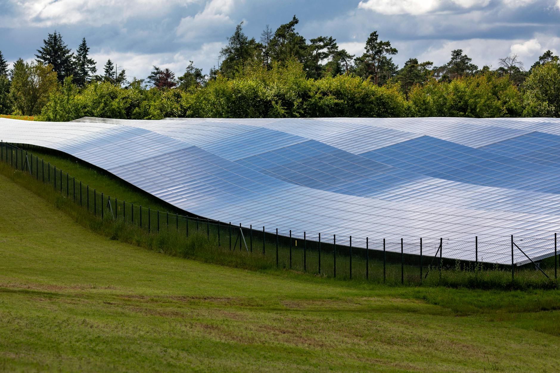 Ein Solarpark in Bayern – Maßnahmen gegen den Klimawandel werden mitunter kontrovers diskutiert.