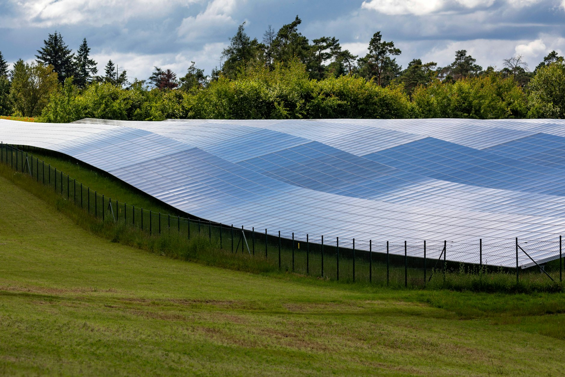 Ein Solarpark in Bayern – Maßnahmen gegen den Klimawandel werden mitunter kontrovers diskutiert.