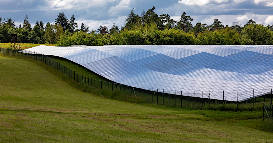 Ein Solarpark in Bayern – Maßnahmen gegen den Klimawandel werden mitunter kontrovers diskutiert.