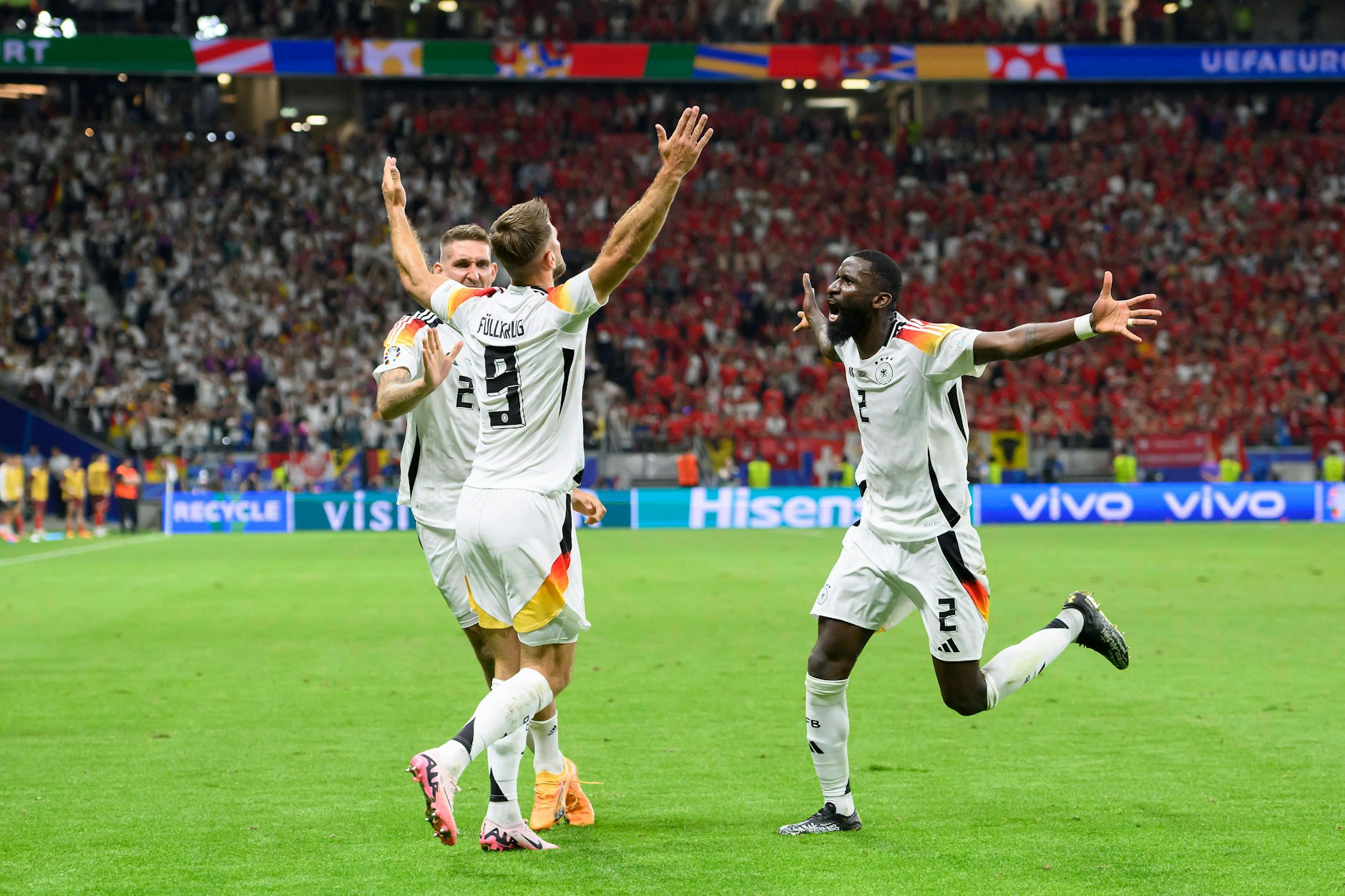 Beim Jubel über das 1:1 gegen die Schweiz verletzt sich Abwehrchef Antonio Rüdiger (r.). Berlins Real-Star droht im Achtelfinale auszufallen.&nbsp;