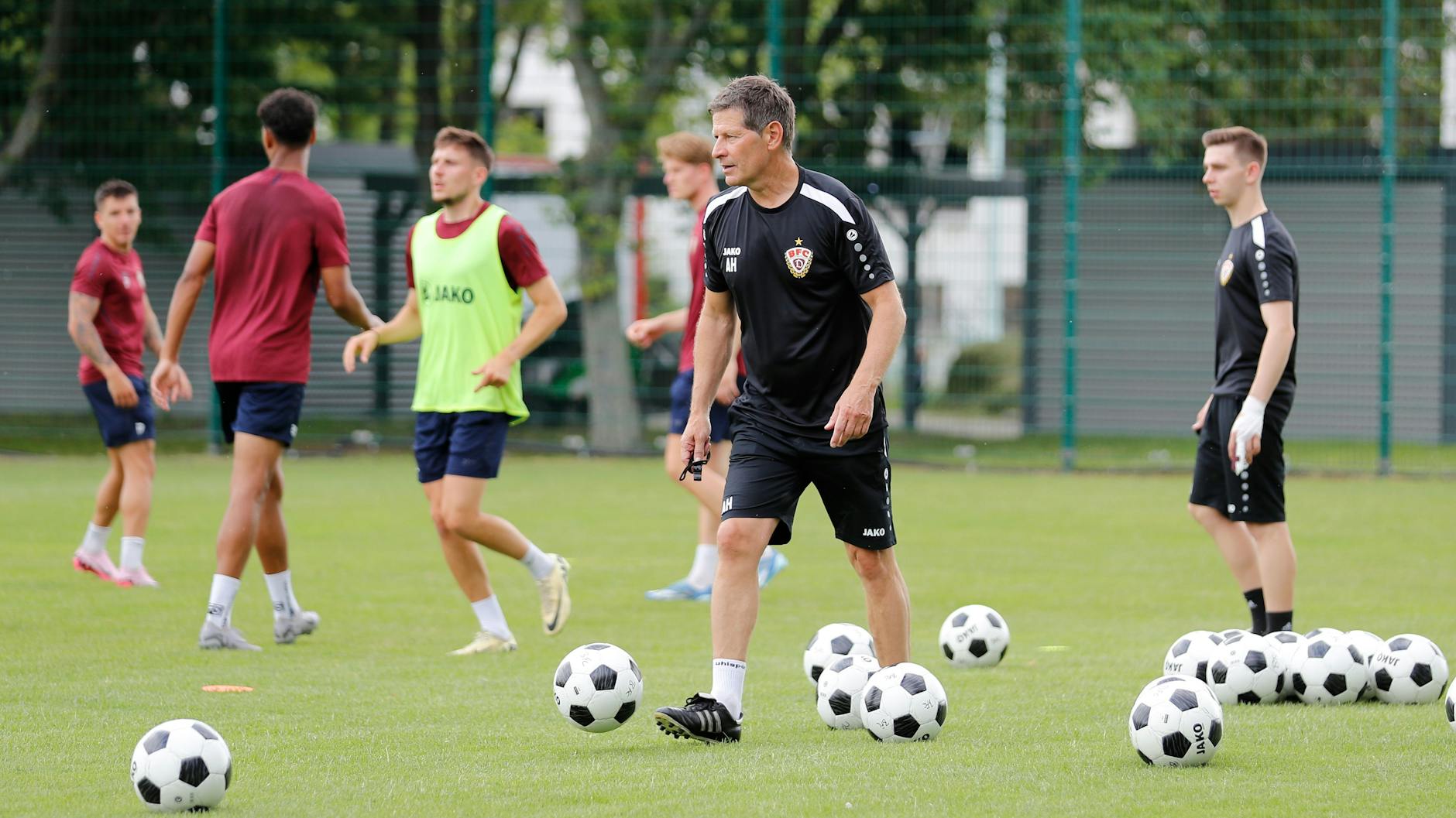 Der Ball spielt in den Übungseinheiten von Trainer Andreas Heraf eine große Rolle. Co-Trainer Nils Weiler (r.) hat immer den Überblick. 