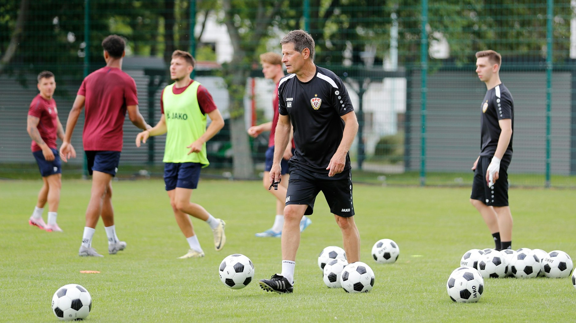 Der Ball spielt in den Übungseinheiten von Trainer Andreas Heraf eine große Rolle. Co-Trainer Nils Weiler (r.) hat immer den Überblick.&nbsp;&nbsp;