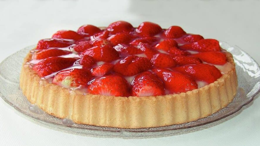 Bei diesem Rezept für Erdbeerkuchen sind die leckeren Früchte der Saison der Star.