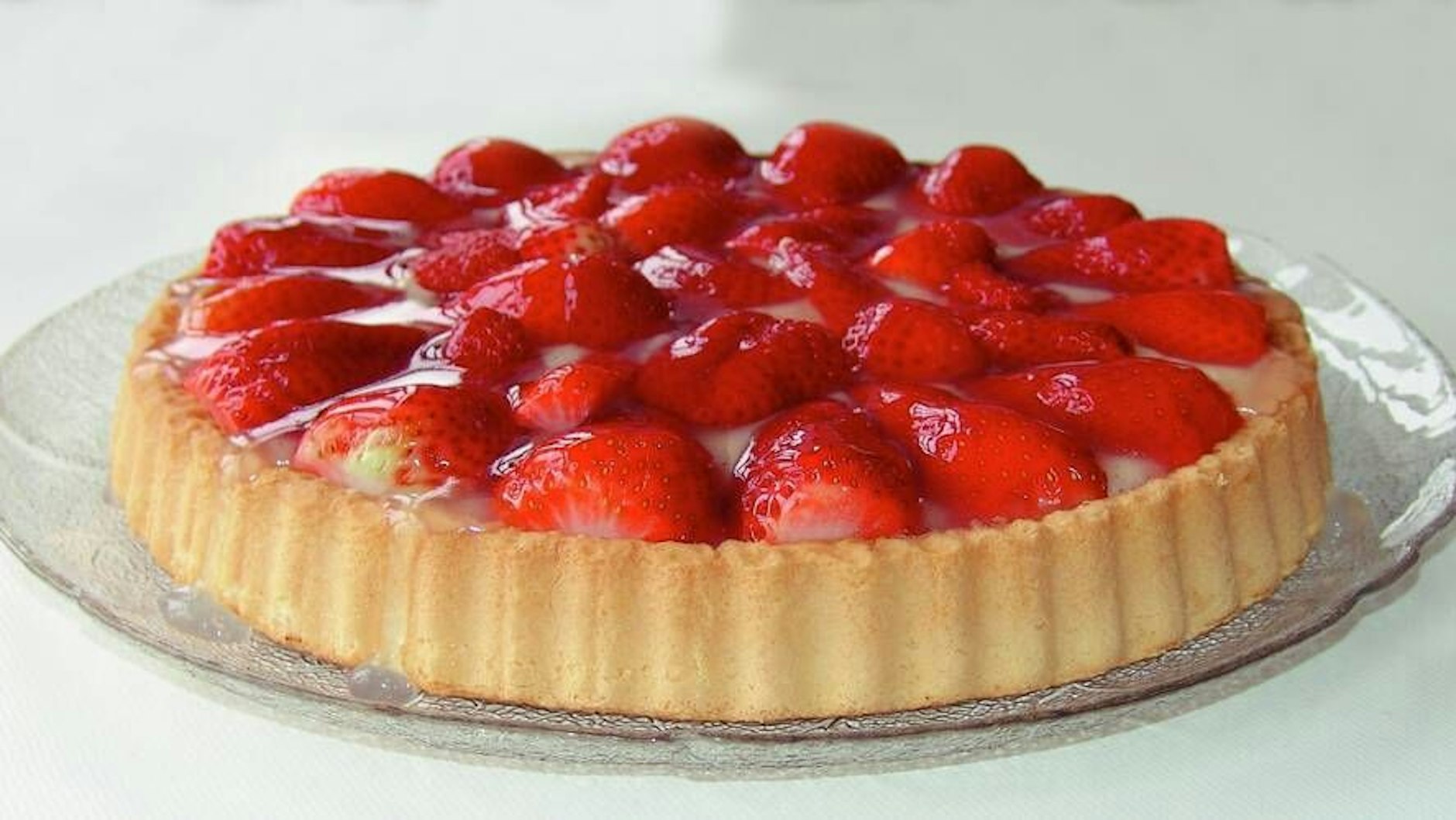 Bei diesem Rezept für Erdbeerkuchen sind die leckeren Früchte der Saison der Star. 