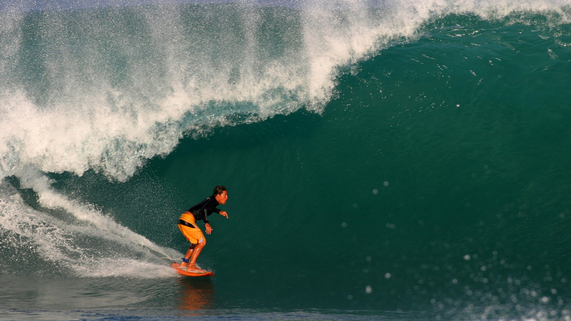 Tamayo Perry beim Surfen