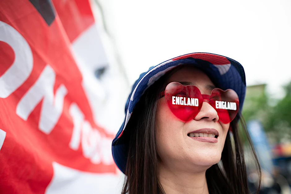 Nicht nur englische Fans haben die verklärende England-Brille auf.