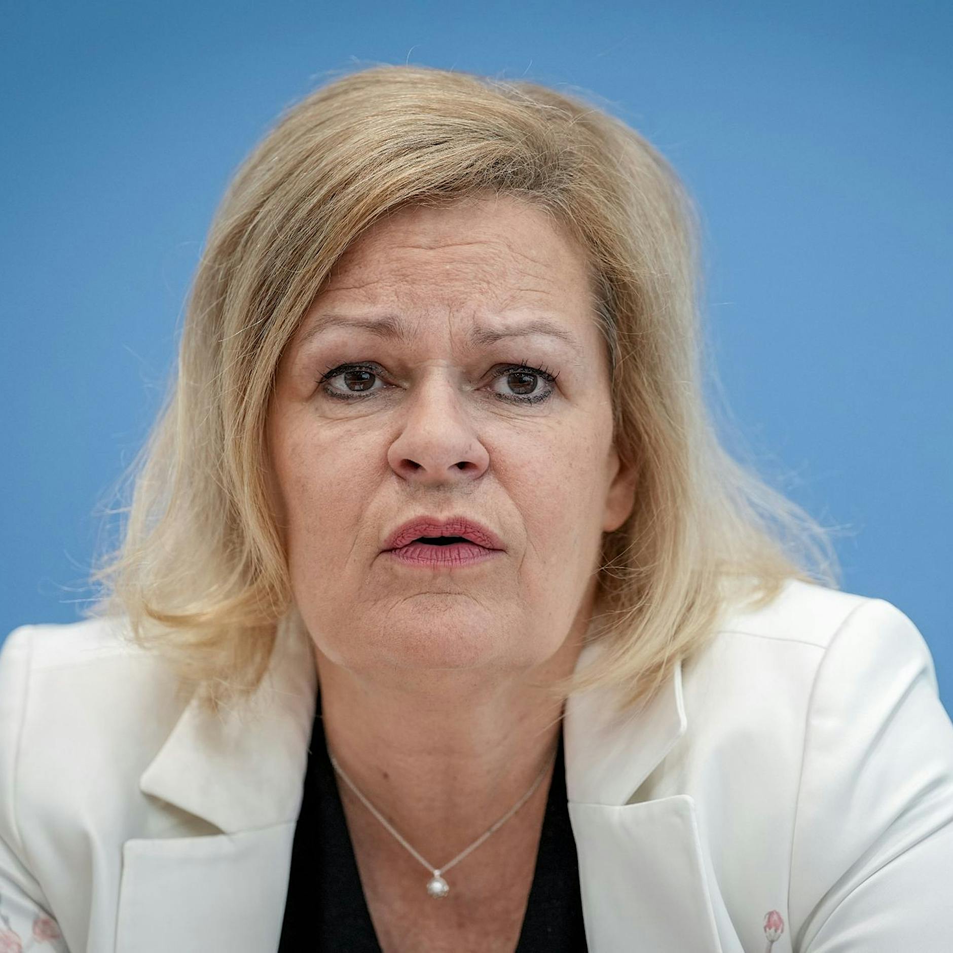 Faeser will mehr Migranten in Behörden – „Politik gegen die einheimische Bevölkerung“?