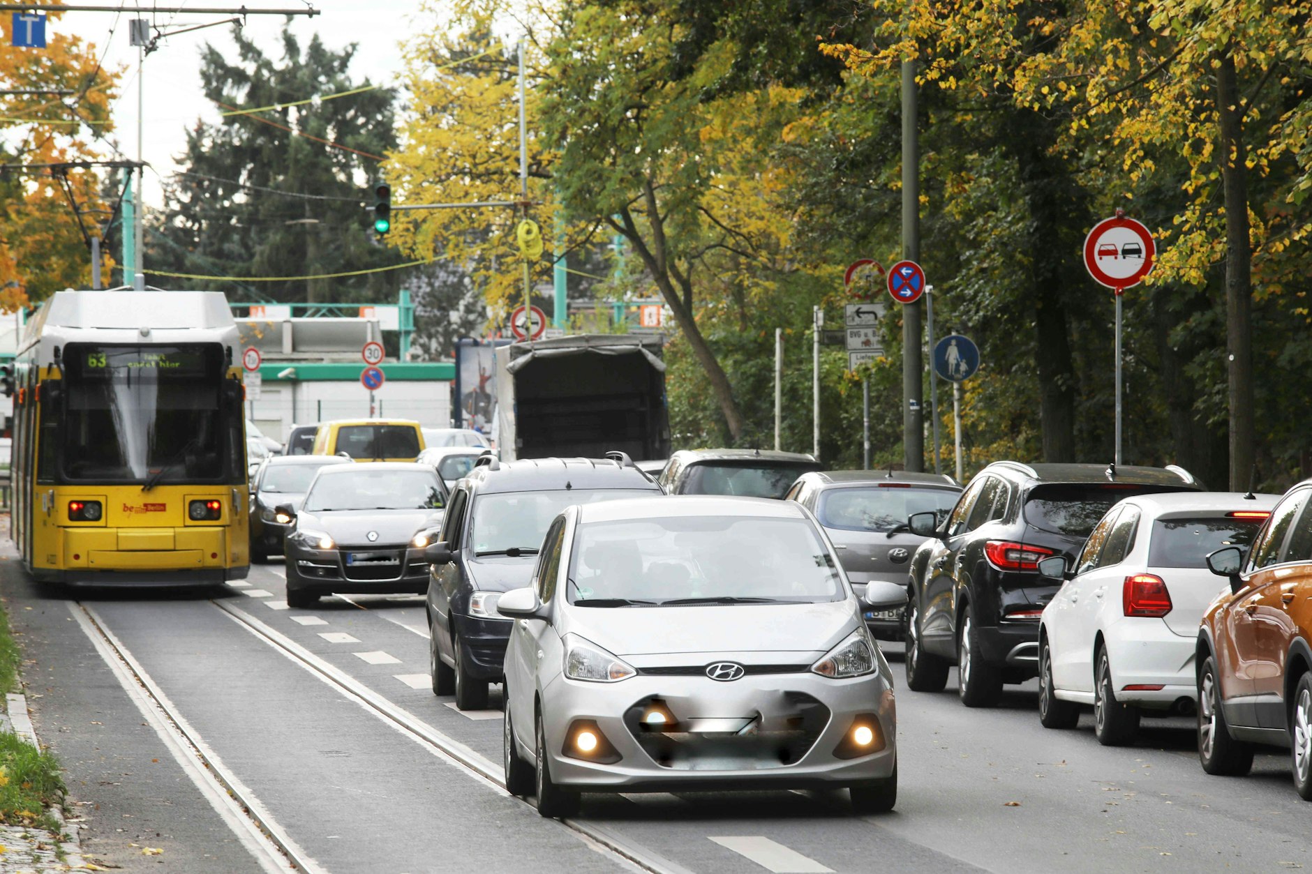 In Mahlsdorf kommen sich Straßenbahn und Autoverkehr in die Quere. Teilweise gibt es nur ein Gleis für die Tram. Das Projekt Verkehrslösung Mahlsdorf soll das Durcheinander entzerren.