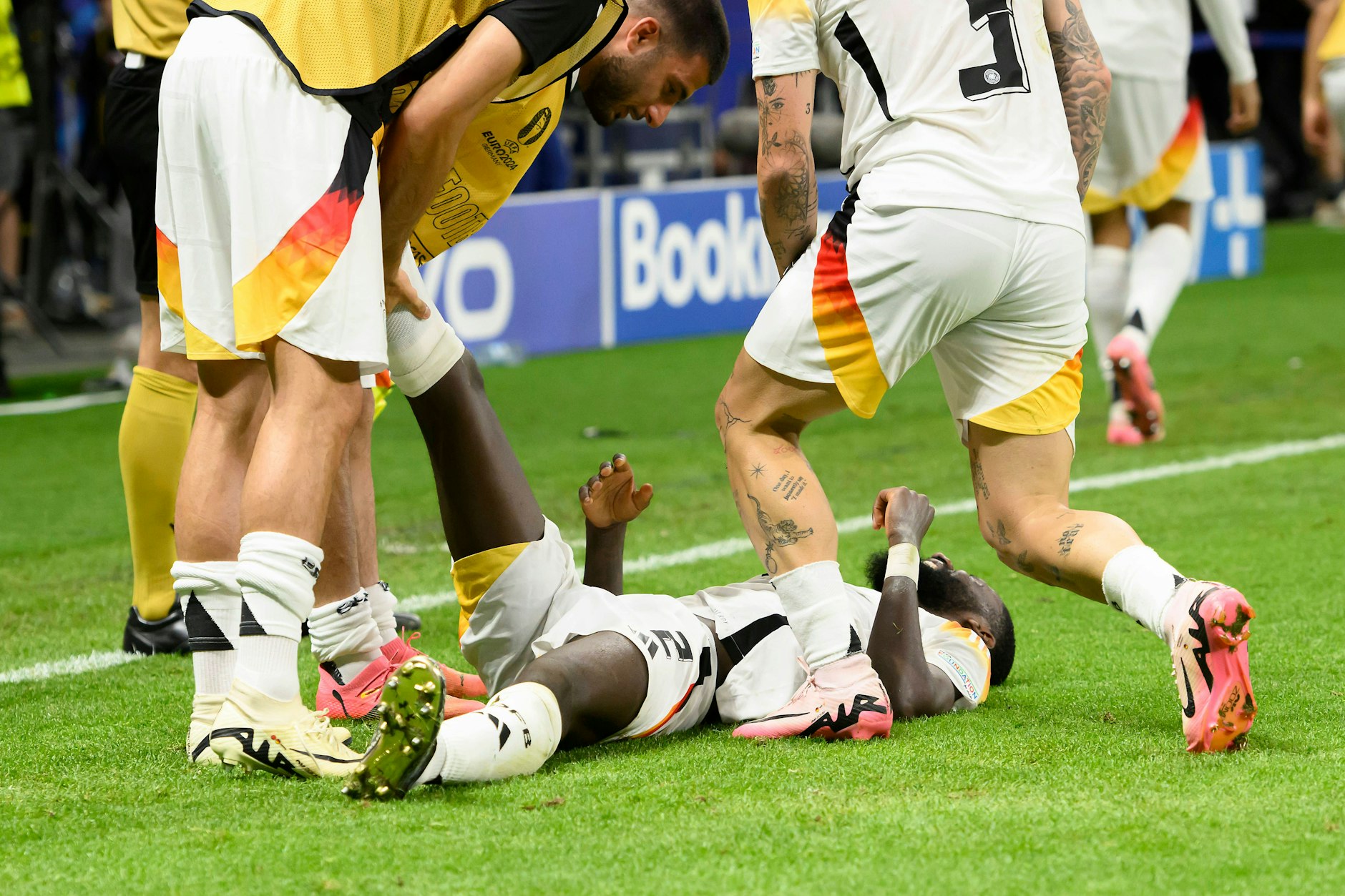 Nach dem 1:1 gegen die Schweiz liegt Antonio Rüdiger plötzlich auf dem Boden. Der Verteidiger soll sich beim Jubeln eine Zerrung zugezogen haben.&nbsp;&nbsp;