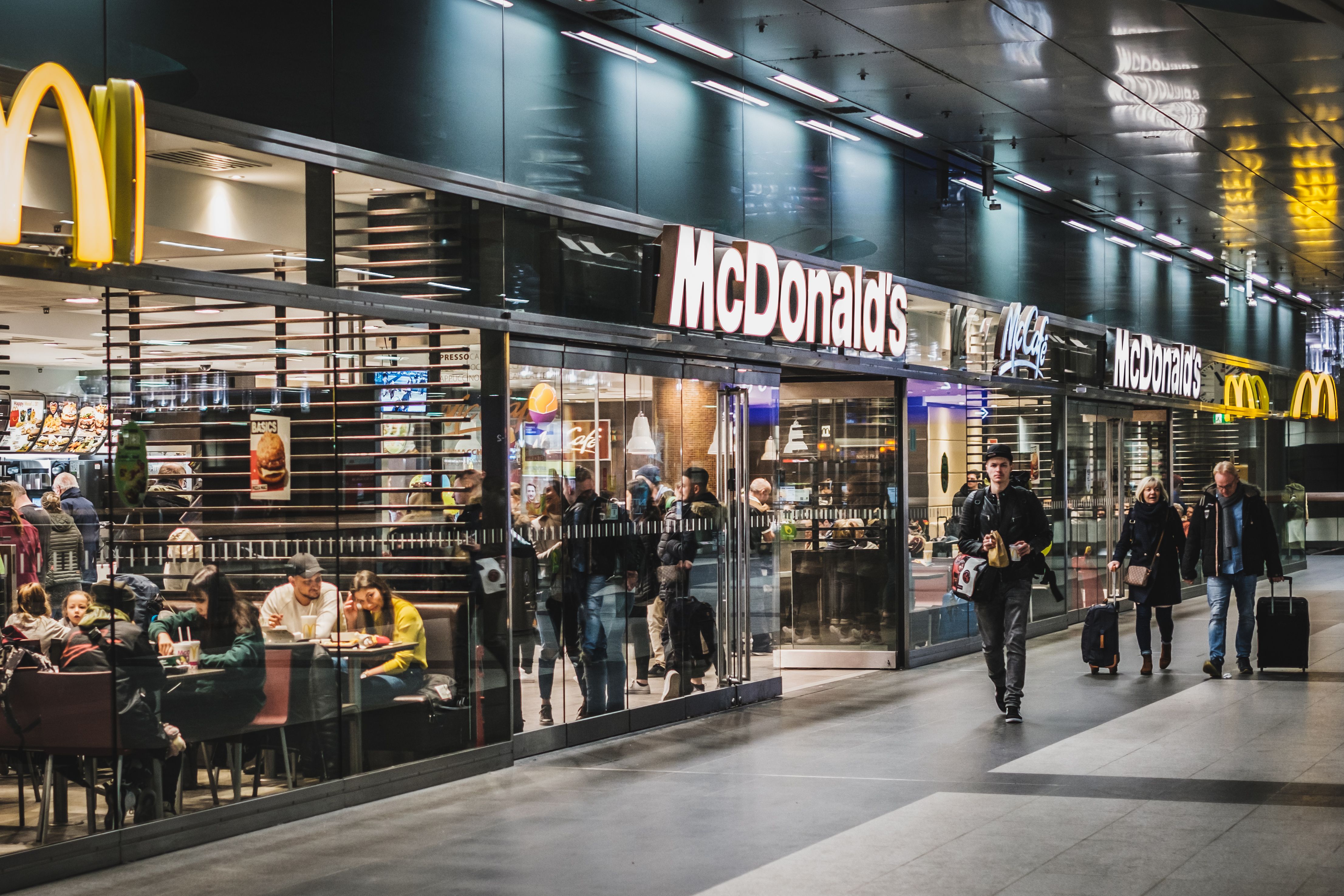 Transfrau aus Berlin verklagt McDonald’s: Mitarbeiterin weigert sich, Umkleide zu teilen