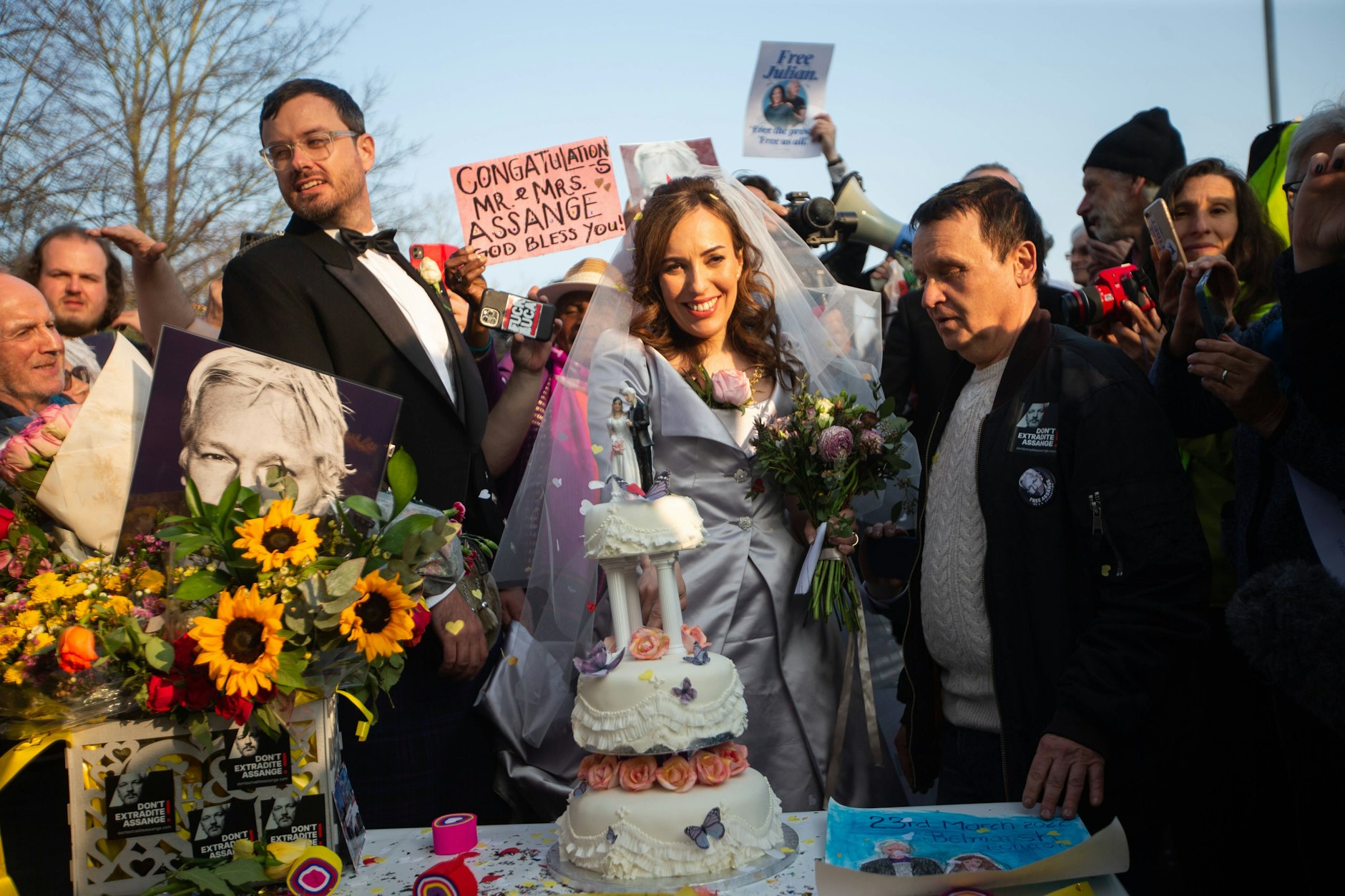 Den Hochzeitskuchen musste die Braut allein anschneiden: Assange und Stella Moris heirateten 2022 im Gefängnis.