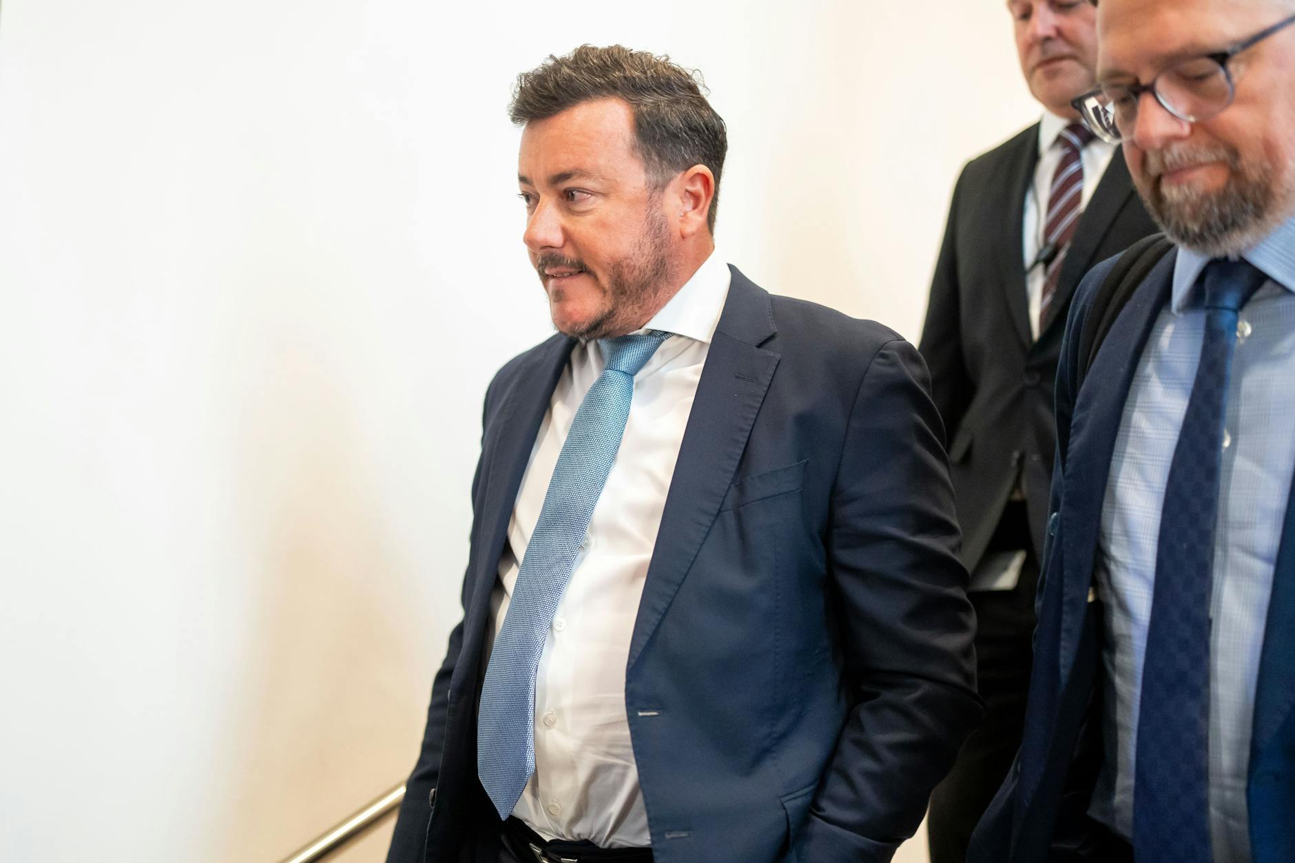 Signa-Gründer René Benko (links) zusammen mit seinem Anwalt Norbert Wess 