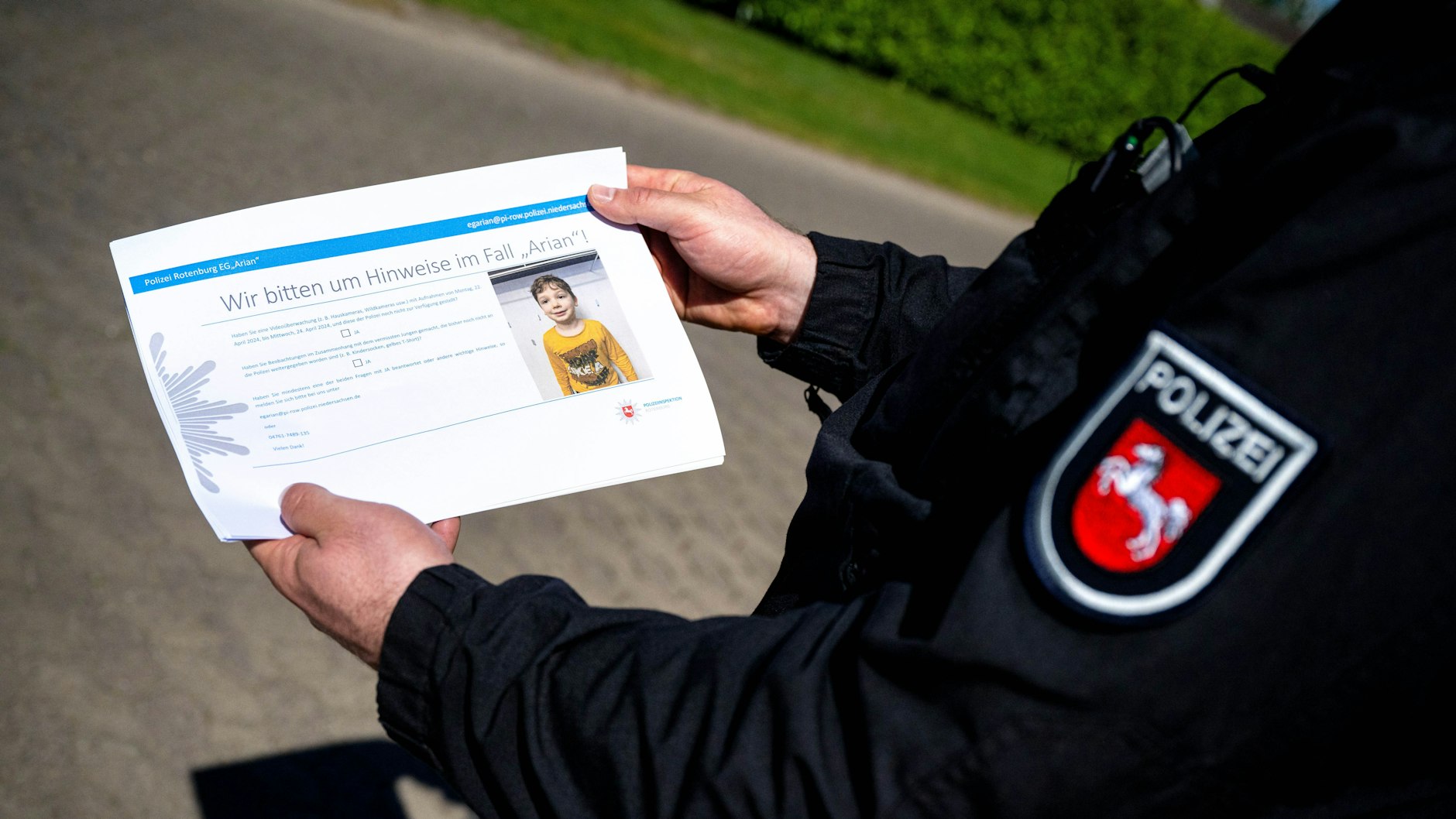 Einsatzkräfte der Polizei verteilen in der Nähe von Elm Hinweisblätter. Der sechs Jahre alte Arian aus Elm wird seit dem 22. April vermisst. 