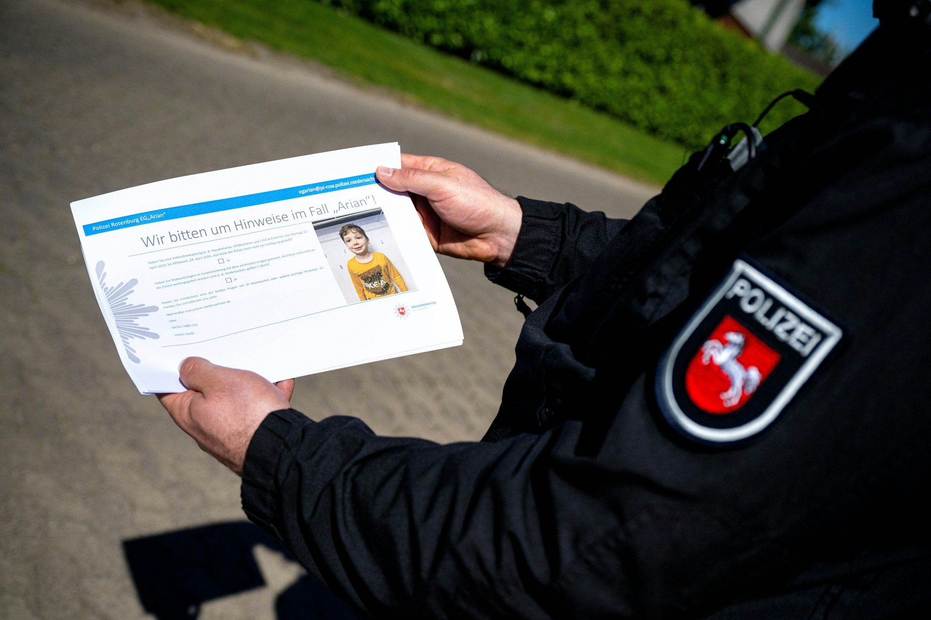 Einsatzkräfte der Polizei verteilen in der Nähe von Elm Hinweisblätter. Der sechs Jahre alte Arian aus Elm wird seit dem 22. April vermisst. Nun wurde eine Kinderleiche gefunden.
