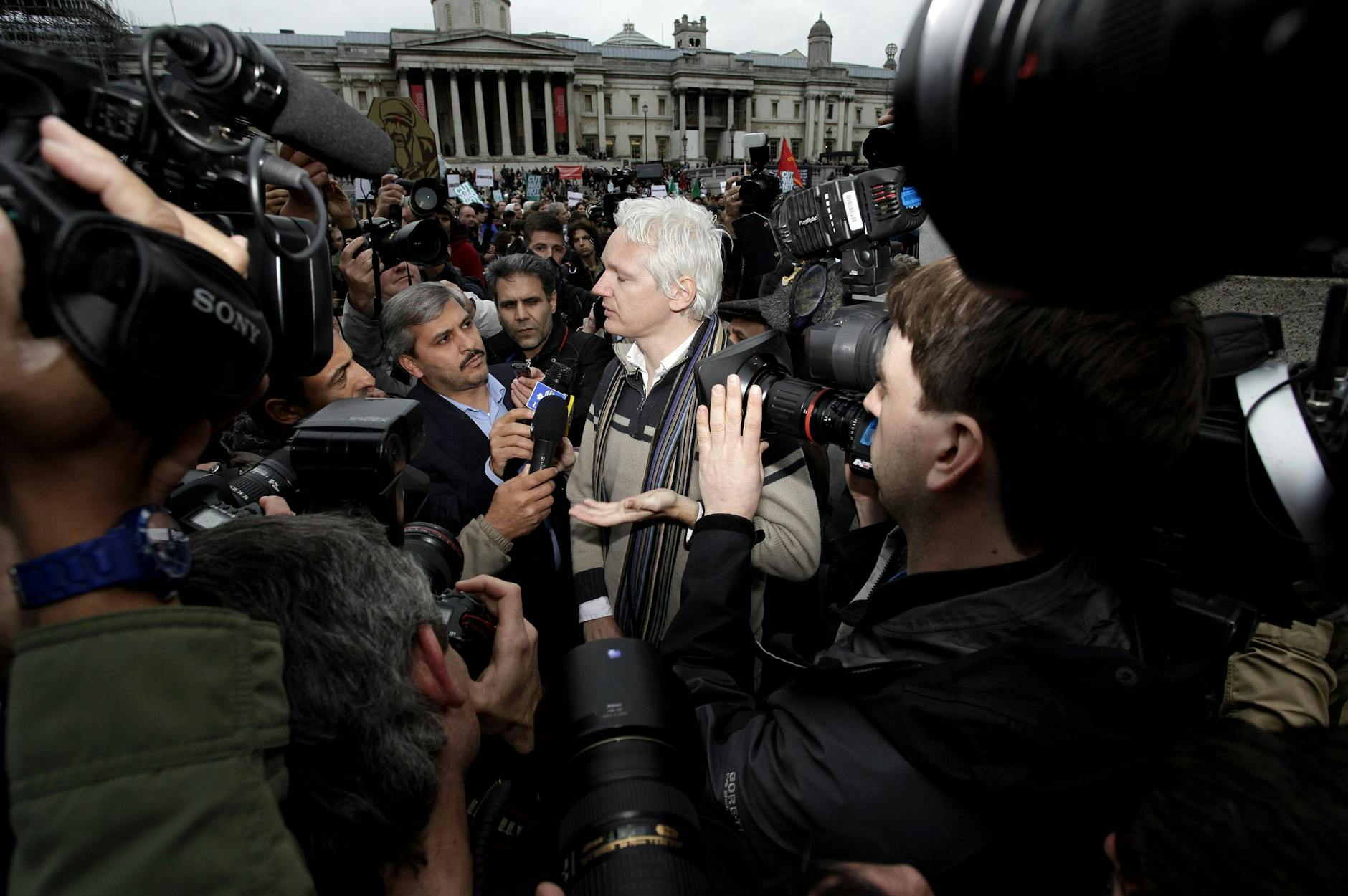 2011: Assange auf der Anti-Kriegs-Demonstration am Trafalgar Square anlässlich des 10-jährigen Krieges in Afghanistan.