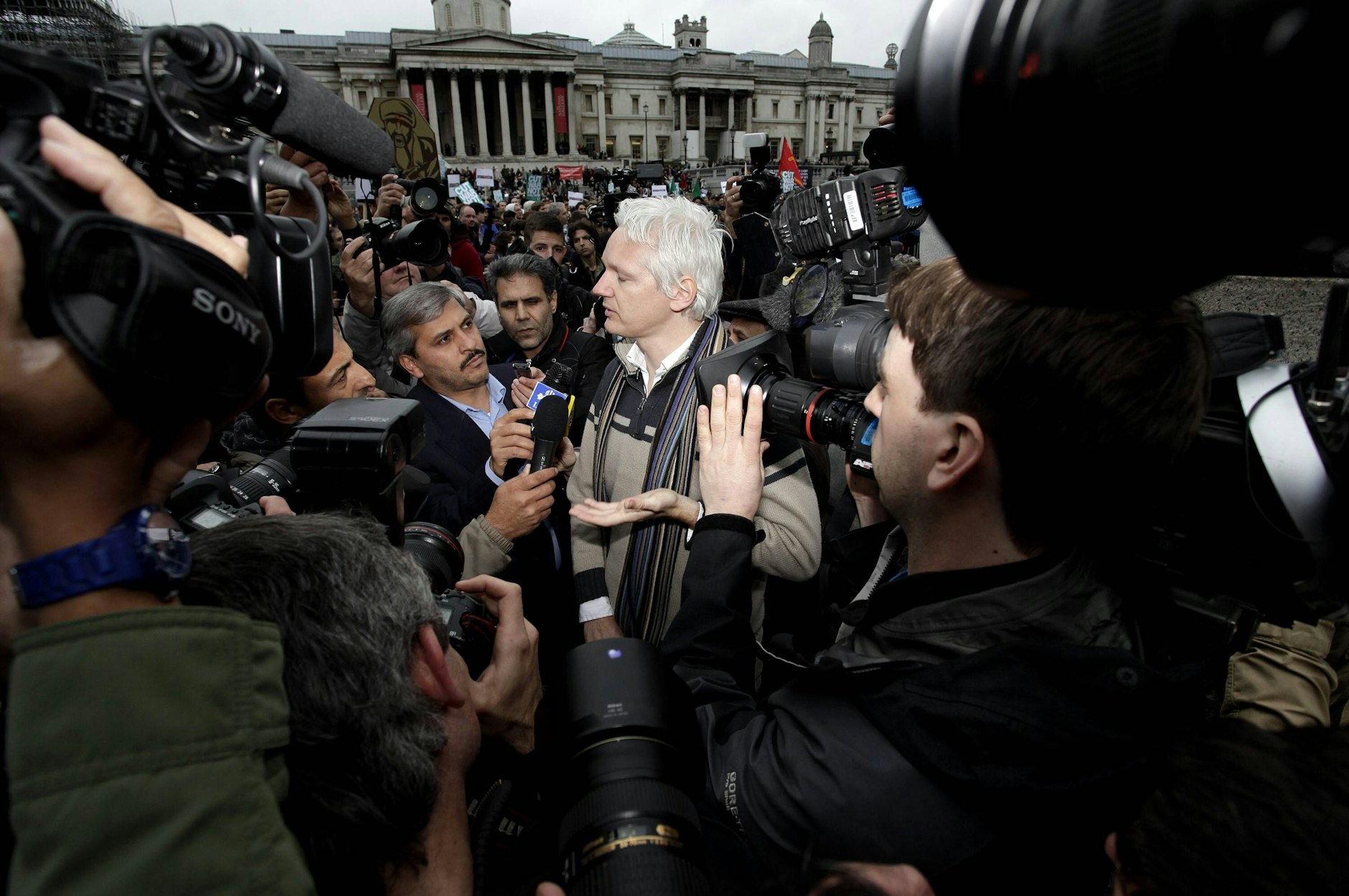 2011: Assange auf der Anti-Kriegs-Demonstration am Trafalgar Square anlässlich des 10-jährigen Krieges in Afghanistan.