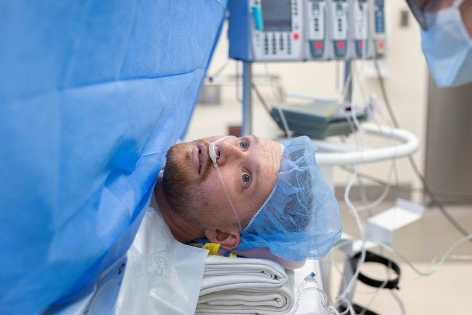 Patient John Nicholas erlebte seine Nieren-Transplantation vollkommen wach mit.