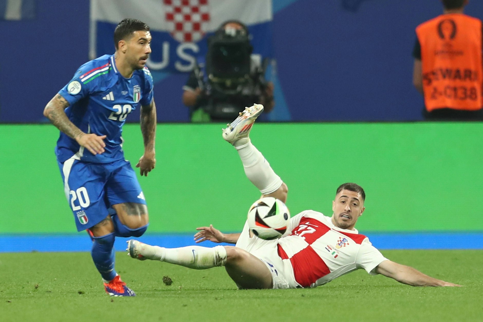 Josip Juranovic vom 1. FC Union lässt Italiens Siegtorschütze Mattia Zaccagni laufen und kassiert mit Kroatien eine ganz späte und bittere EM-Pleite. 