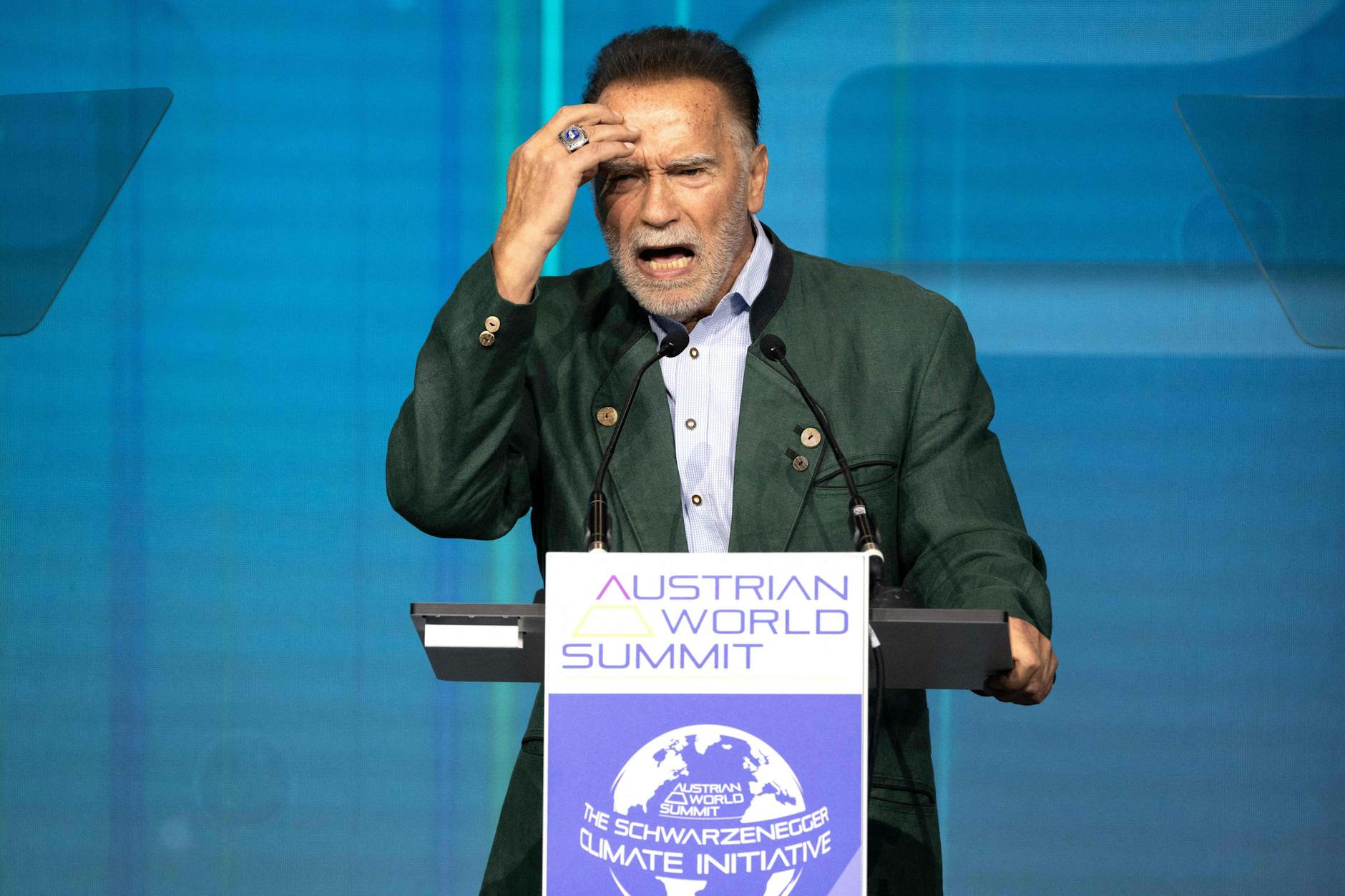 Arnold Schwarzenegger spricht auf der 8. Klimaschutzkonferenz Austrian World Summit 2024.