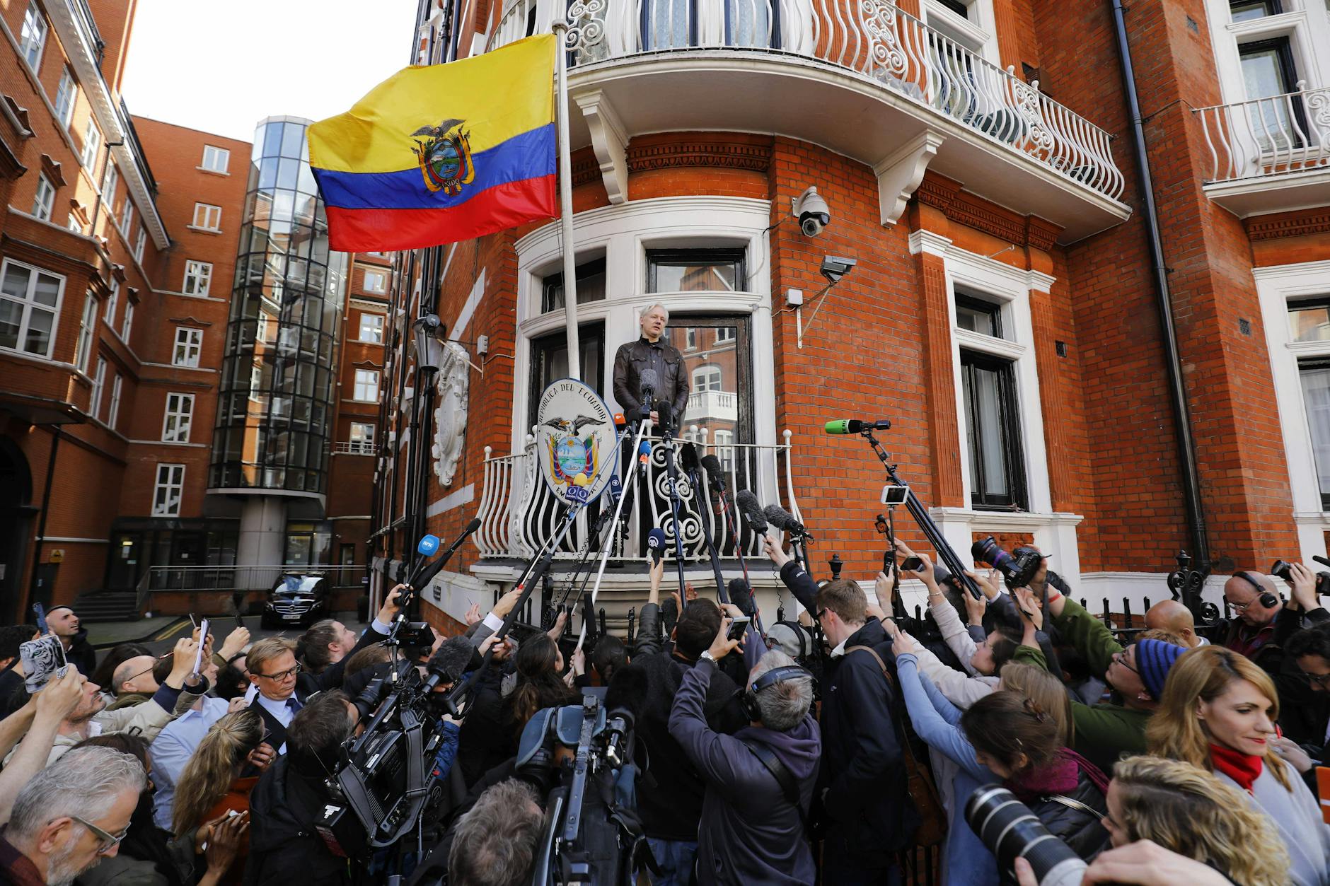 Im Mai 2017 haben Schwedens Behörden ihre Ermittlung wegen Vergewaltigungsvorwürfen gegen Assange plötzlich eingestellt.