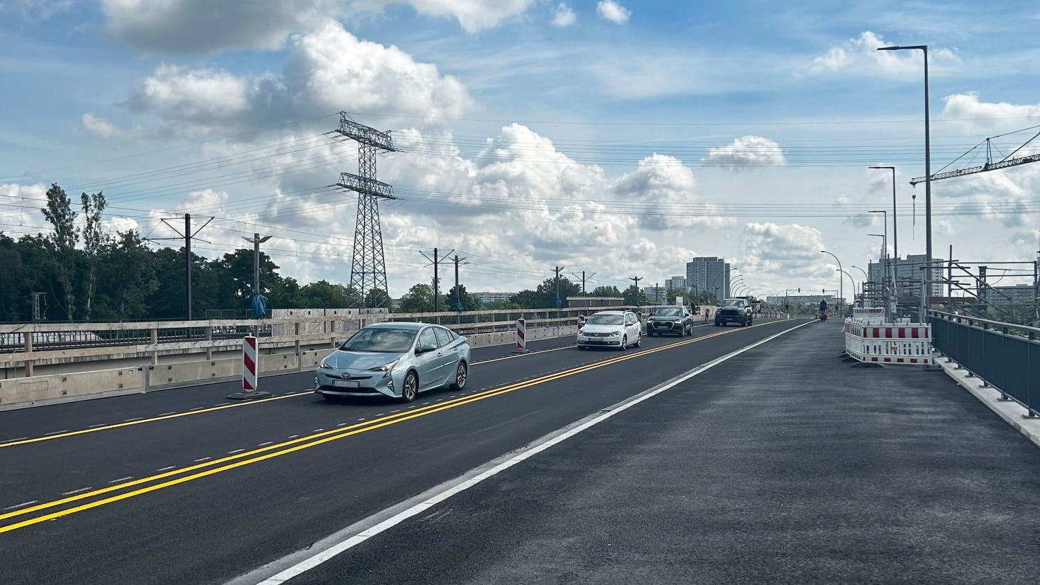 Mitte Juni wurde am Marzahner Knoten die Fahrbahn auf dem südlichen Überbau des westlichen Brückenknotens freigegeben.