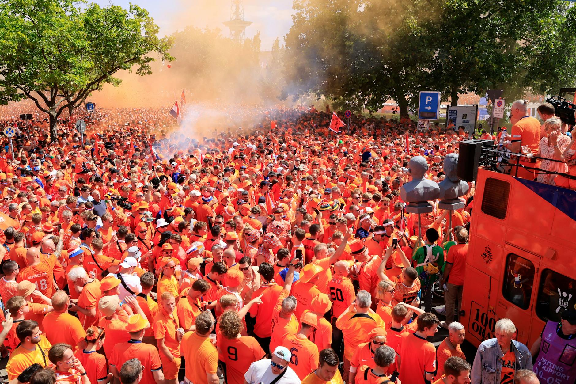 Die niederländischen Fans feiern vor dem EM-Spiel gegen Österreich. Tausende beteiligen sich an einem Fanmarsch zum Olympiastadion. 