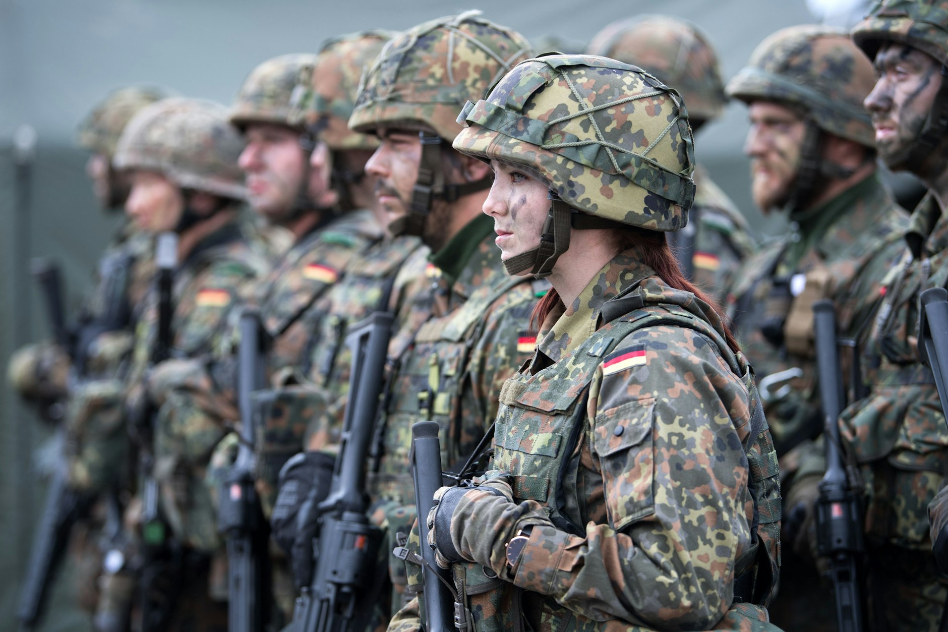 Die Bundeswehr will mehr Frauen gewinnen.