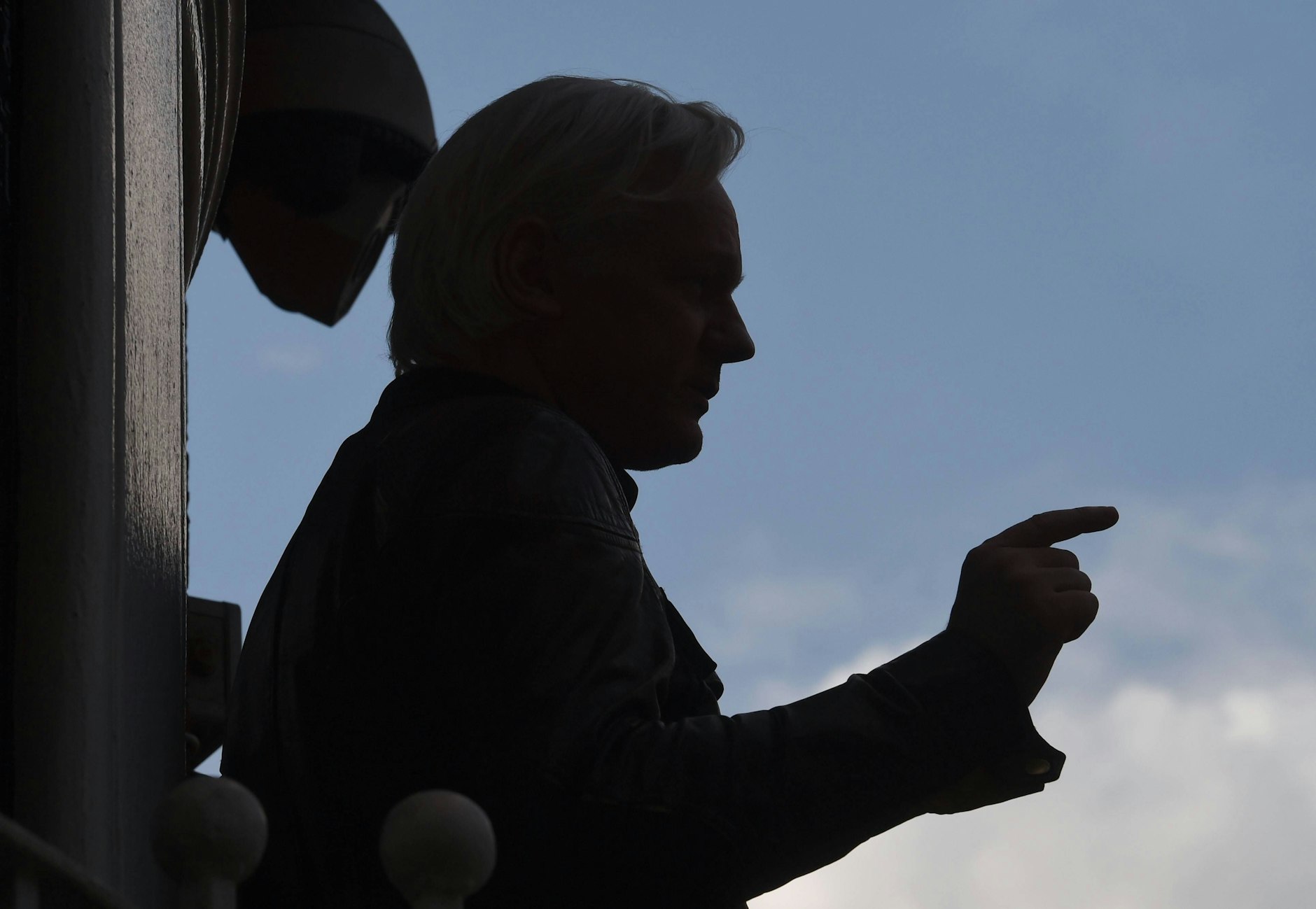 Assange vor einer Rede vom Balkon der ecuadorianischen Botschaft in London.